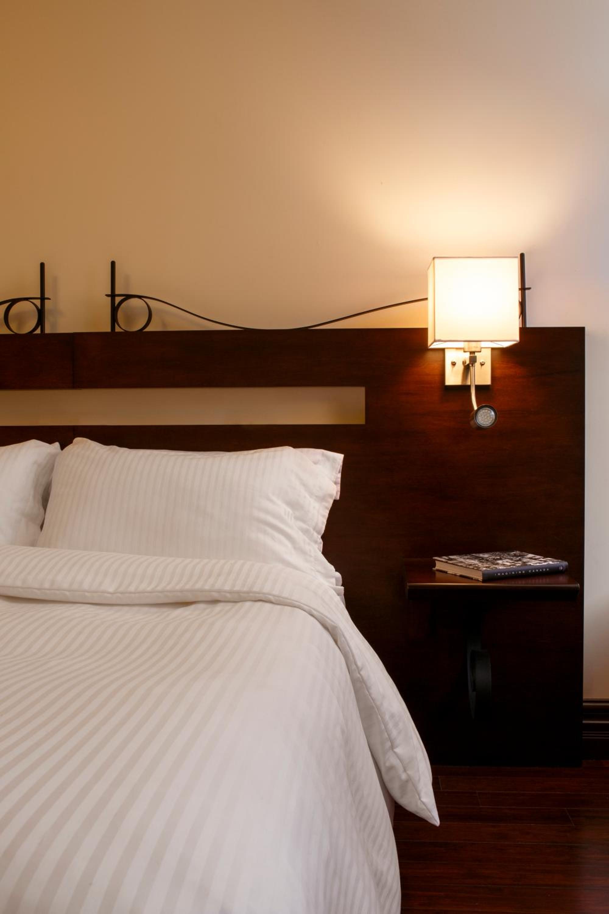 Deluxe Queen Room with St. Paul Street View