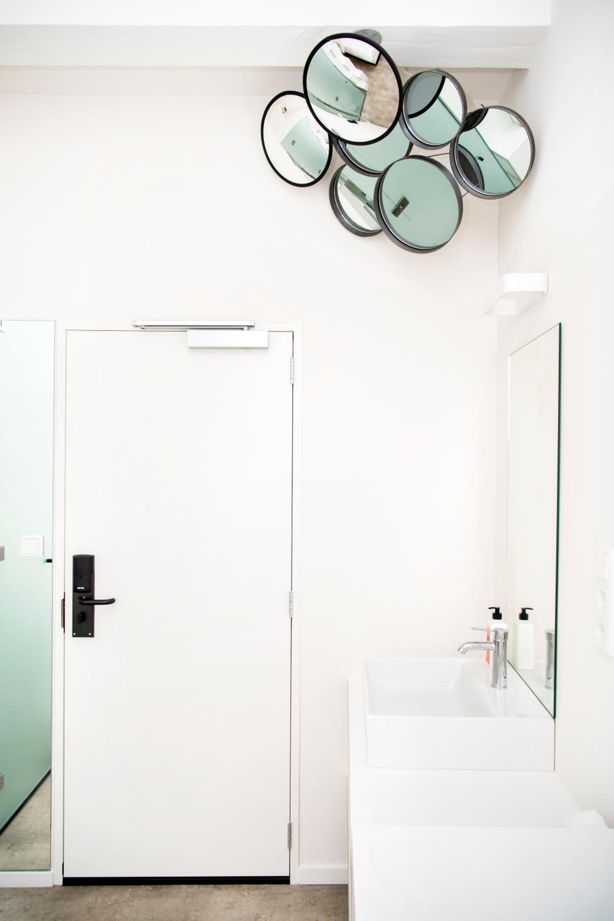 Budget Twin Room - Photo 12
