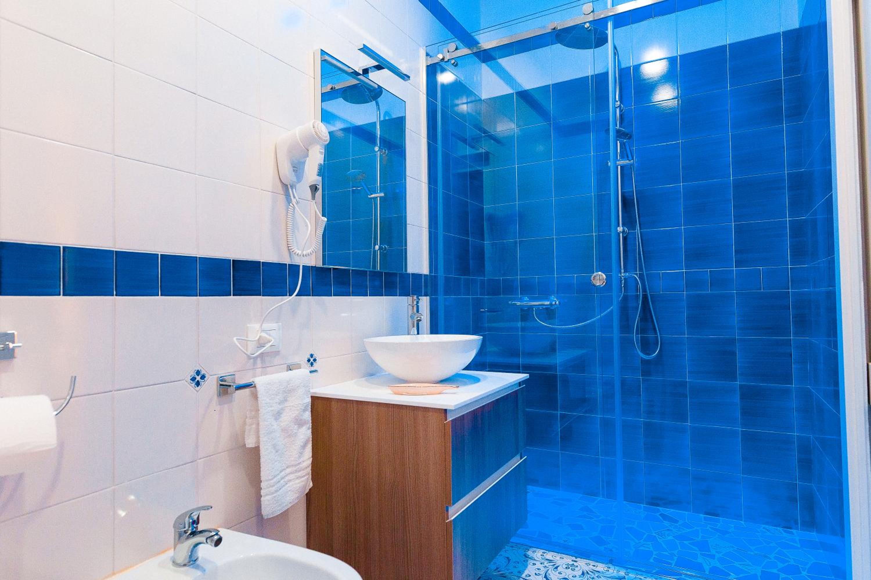 Deluxe Double Room with Balcony - Photo 21