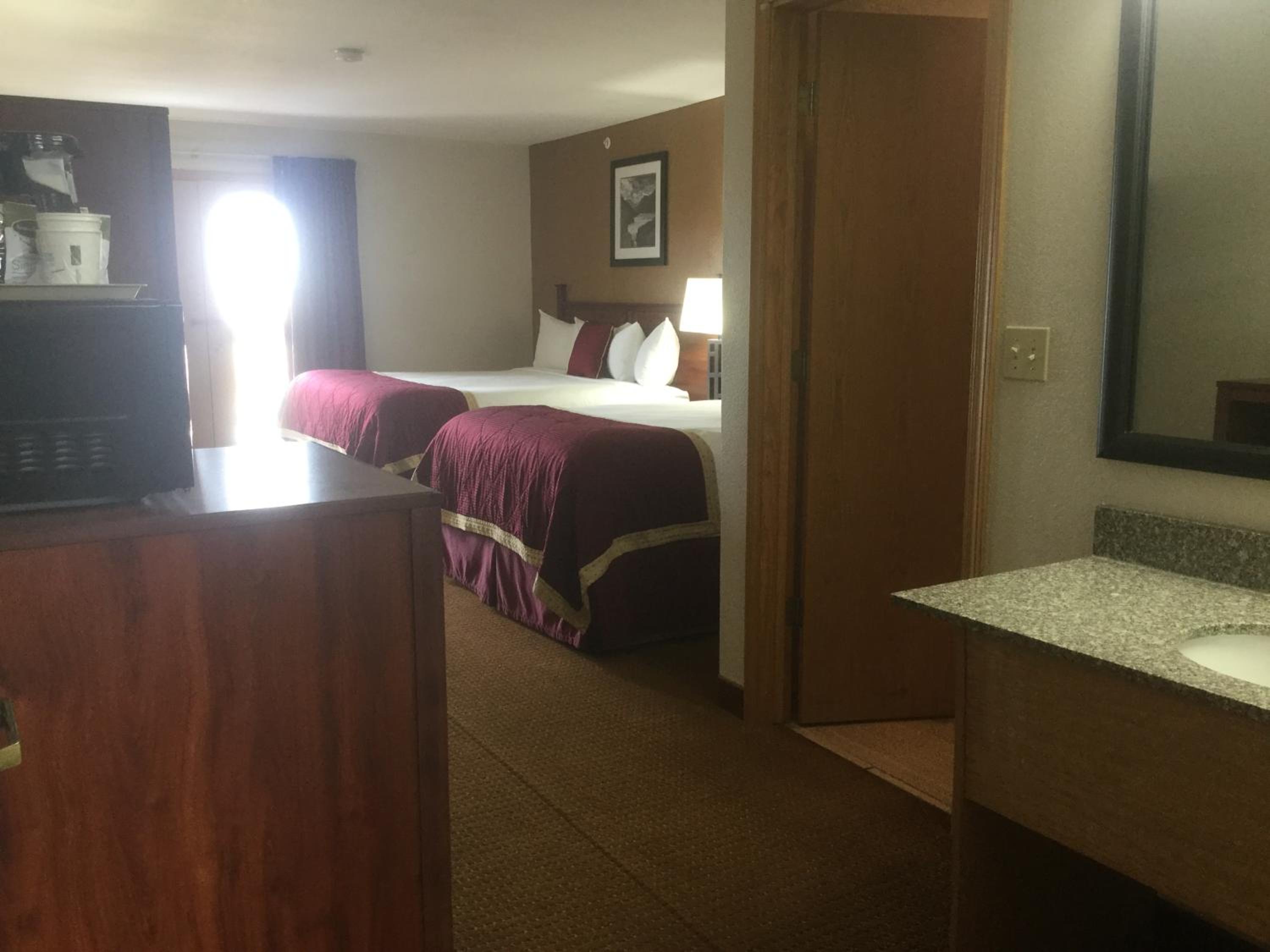 Queen Room with Two Queen Beds and Bath Tub - Mobility Accessible/Non-Smoking - Photo 3