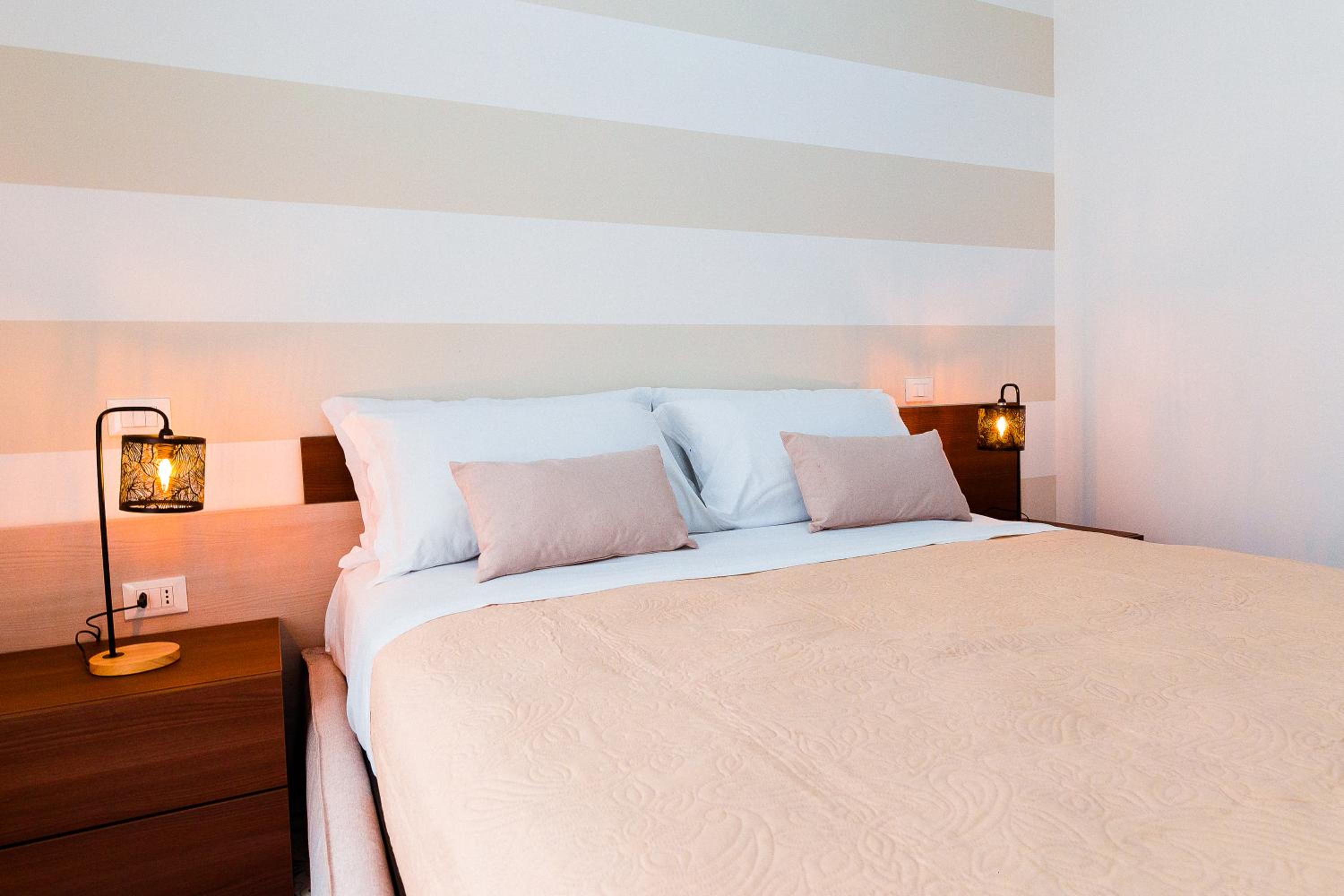 Deluxe Double Room with Balcony - Photo 14