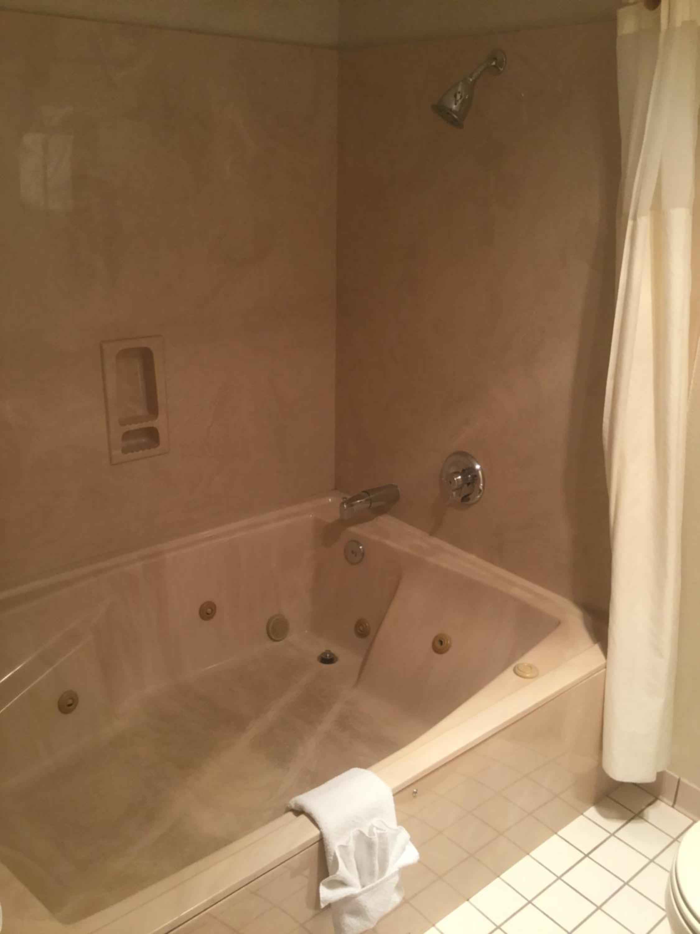 Deluxe Room with One King Bed and One Queen Bed - Non-Smoking - Photo 4