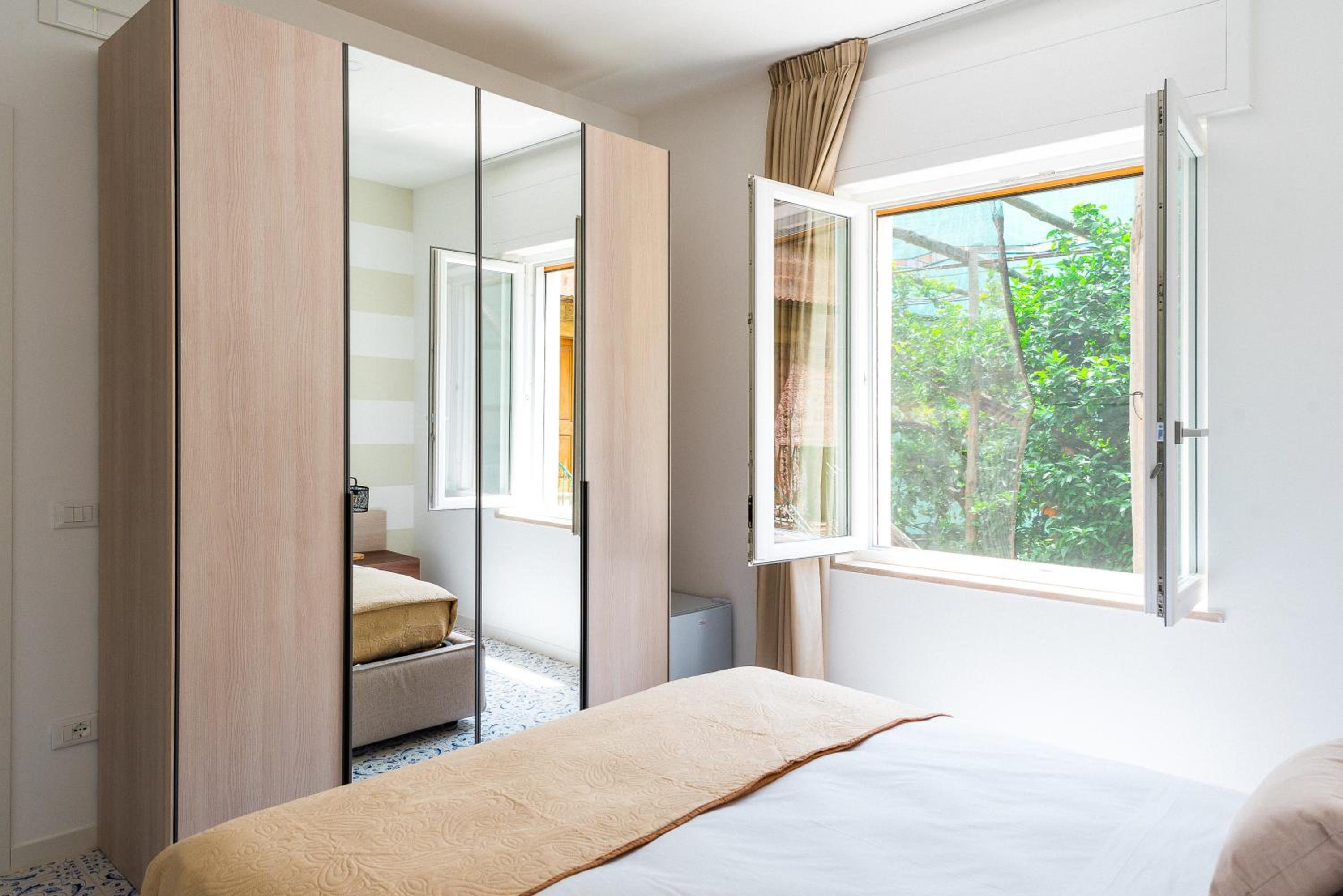 Deluxe Double Room with Balcony - Photo 3