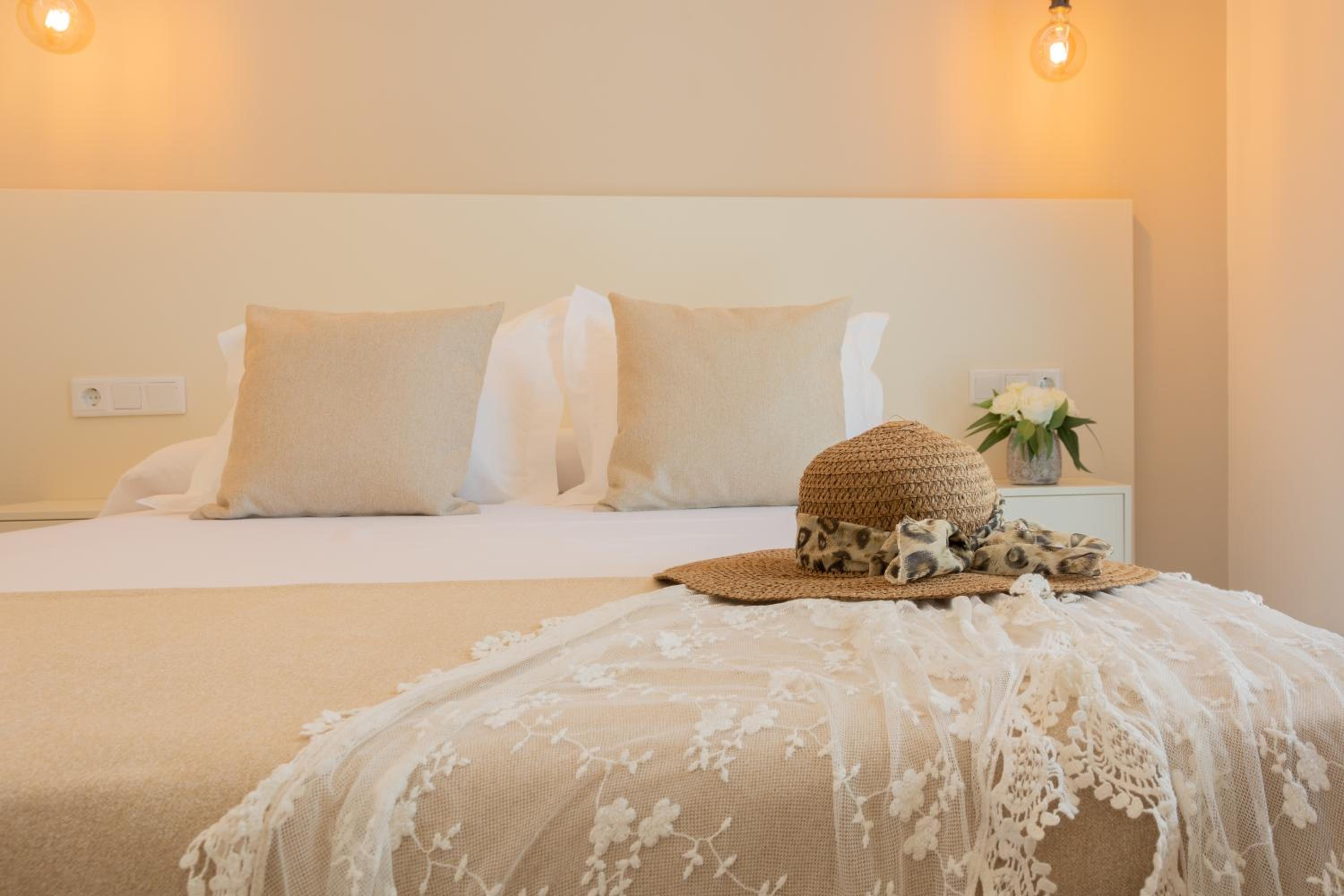Double Room with Extra Bed - Photo 9