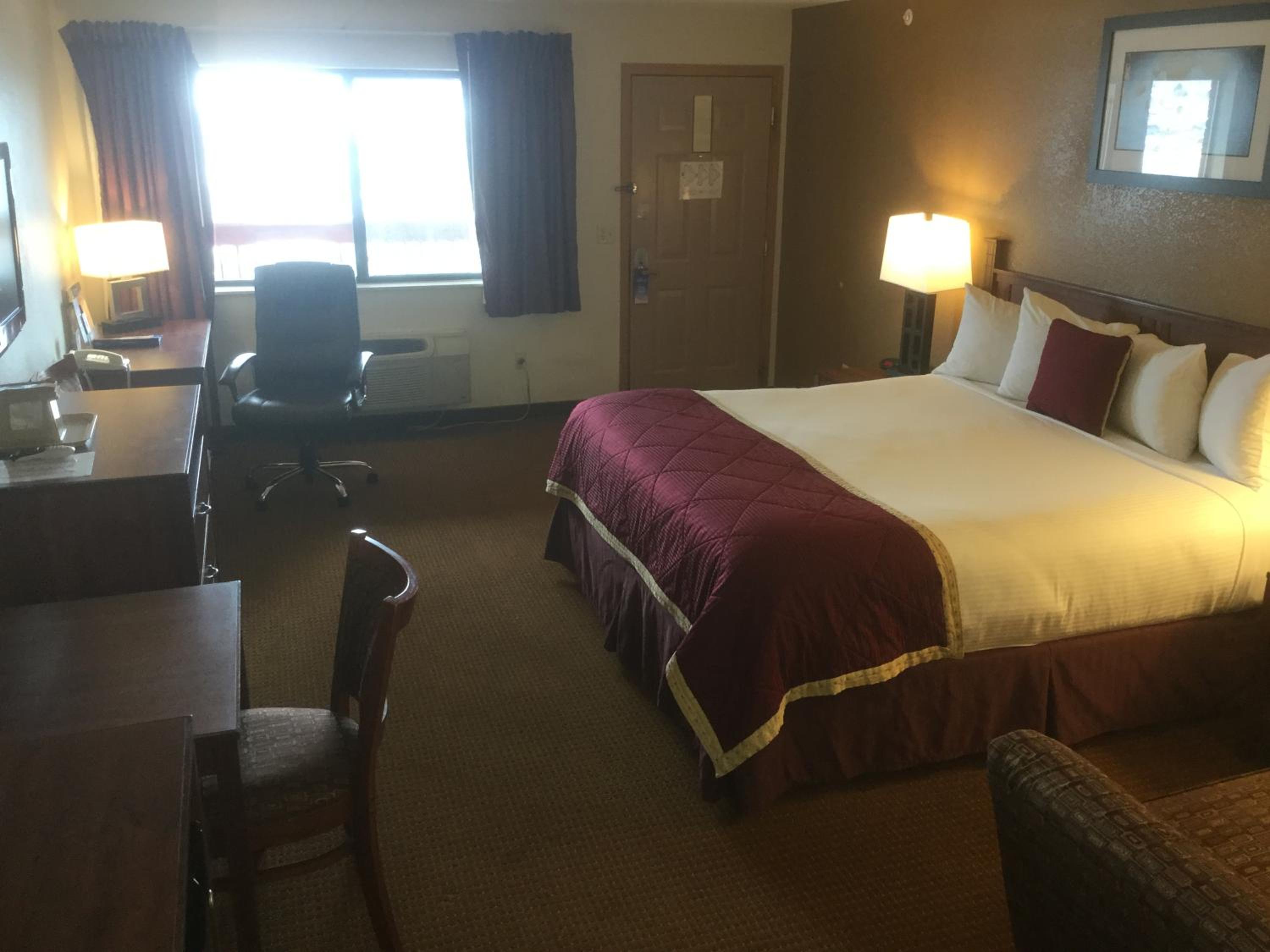 King Room - Non-Smoking - Photo 9