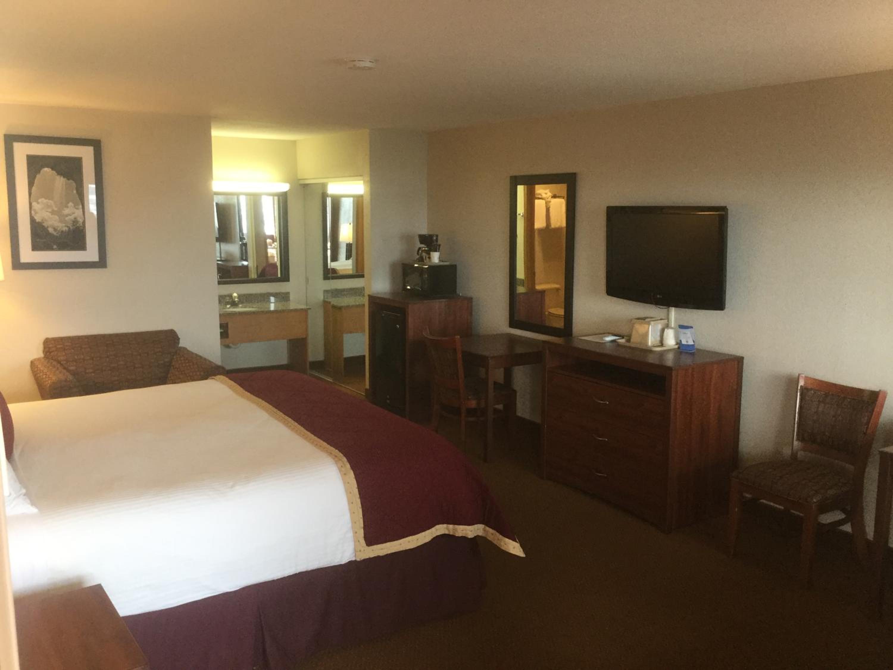 King Room - Non-Smoking - Photo 10