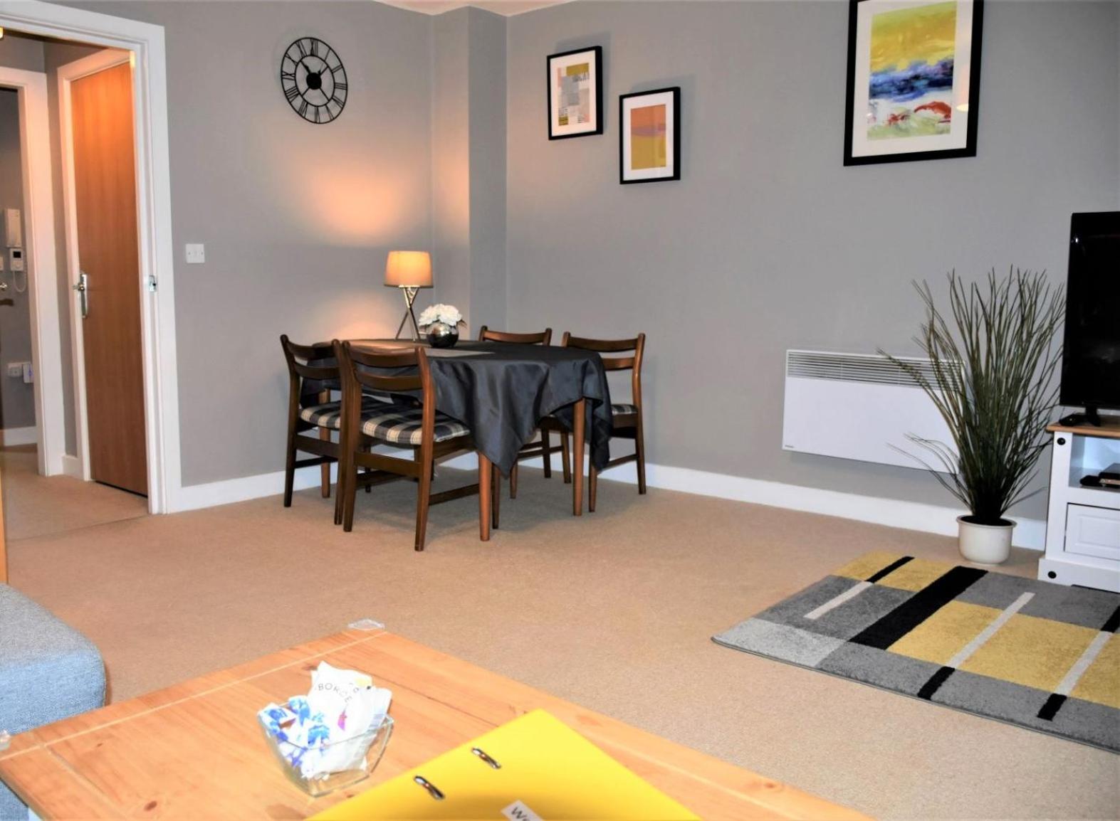 One-Bedroom Apartment - Photo 2