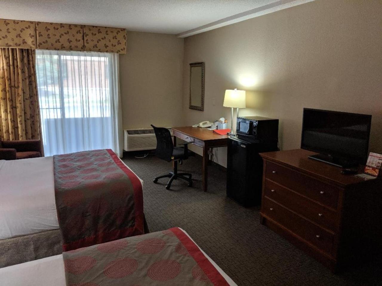 Queen Room with Two Queen Beds - Non-Smoking - Photo 4