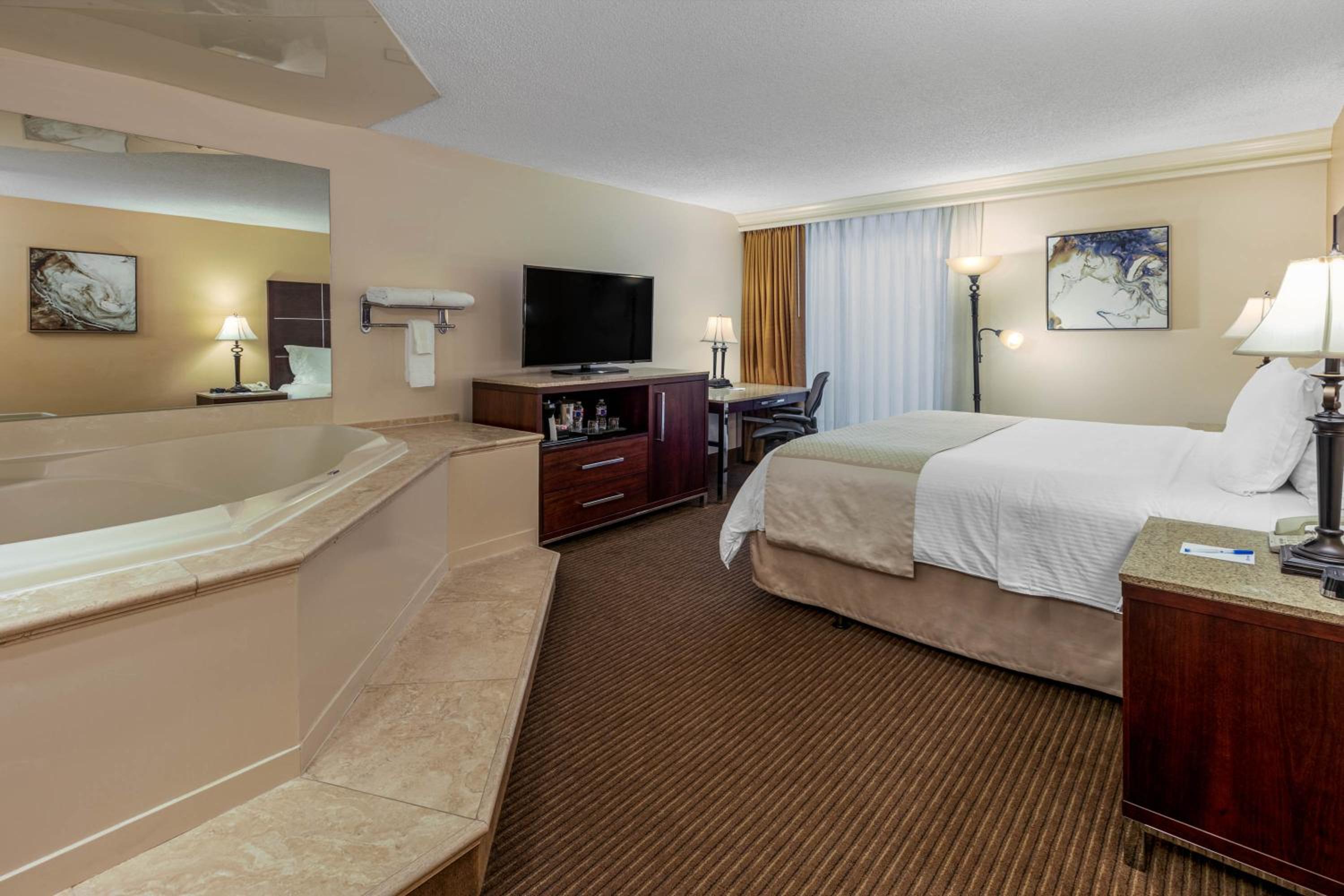 Deluxe King Suite - Non-Smoking