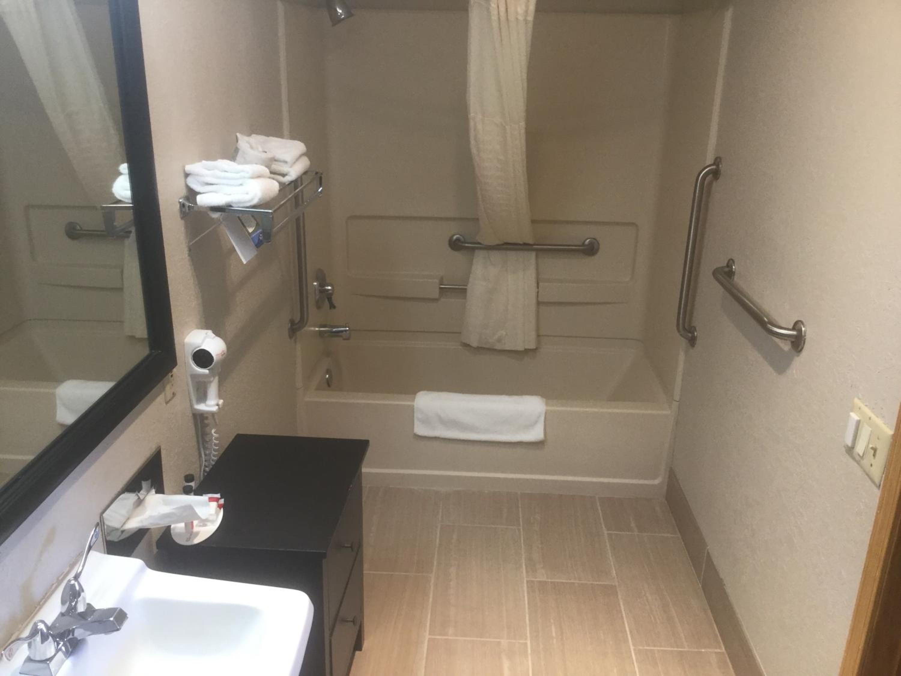 Queen Room with Two Queen Beds and Bath Tub - Mobility Accessible/Non-Smoking - Photo 5