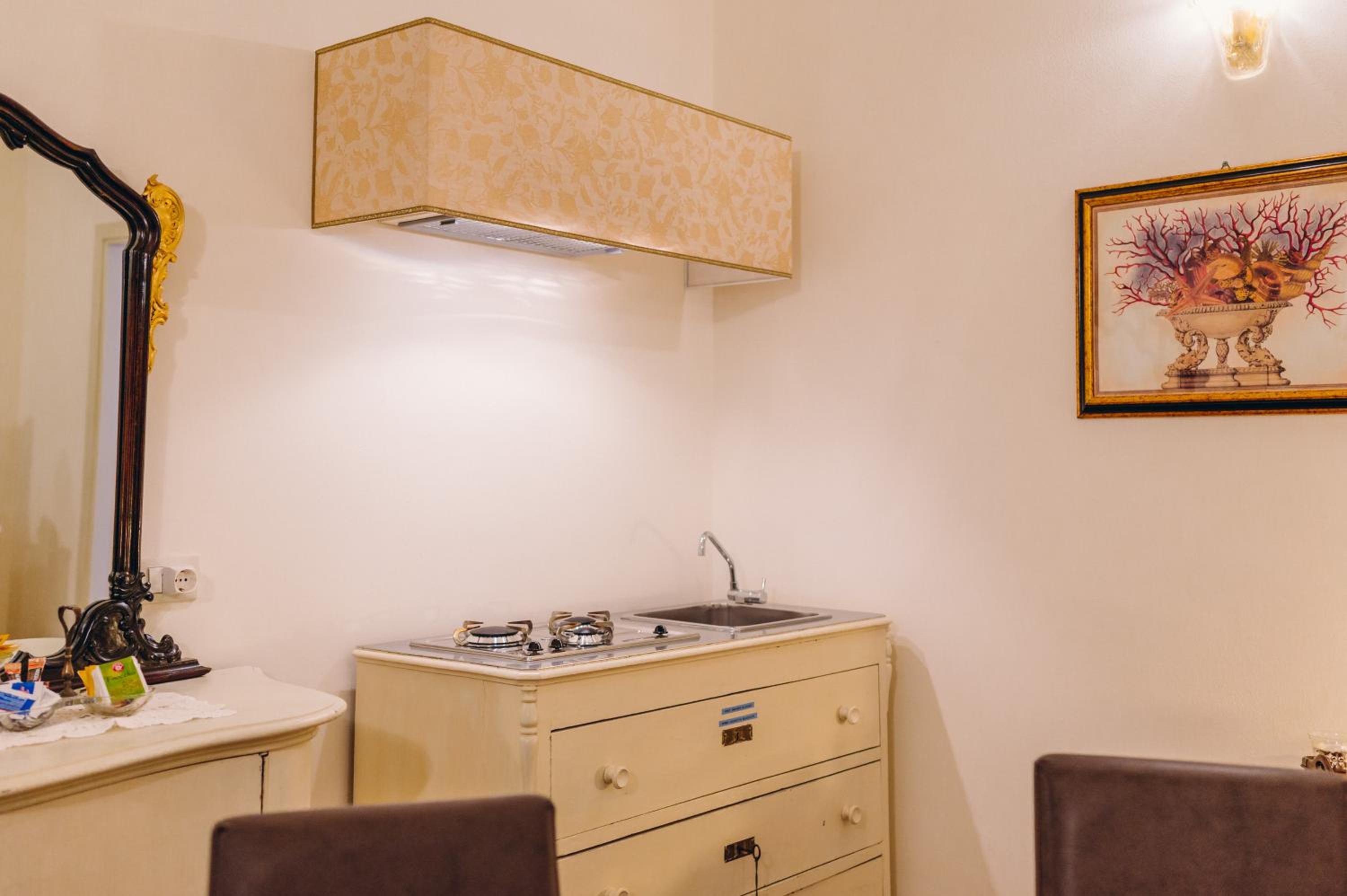 Queen Suite - Photo 11