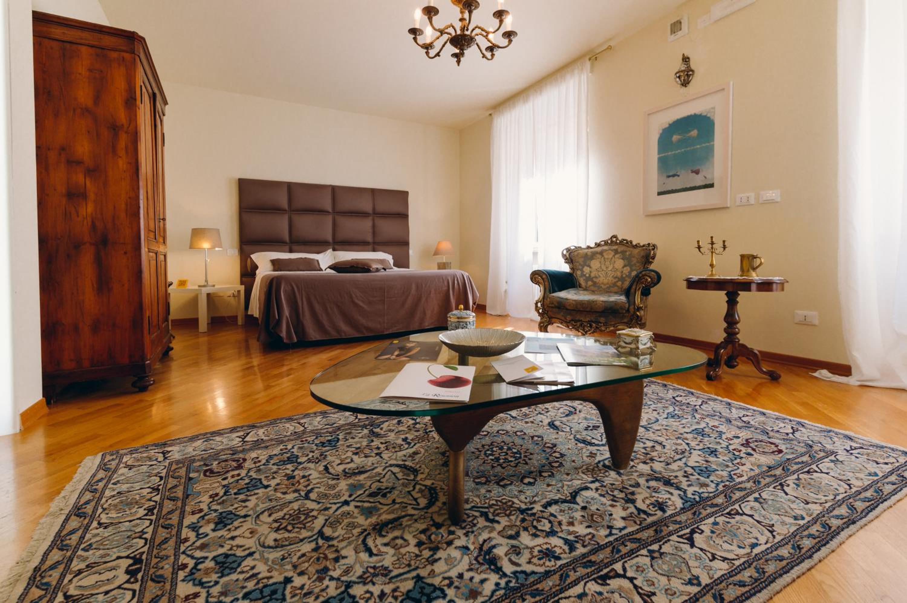 Large Suite photo 3