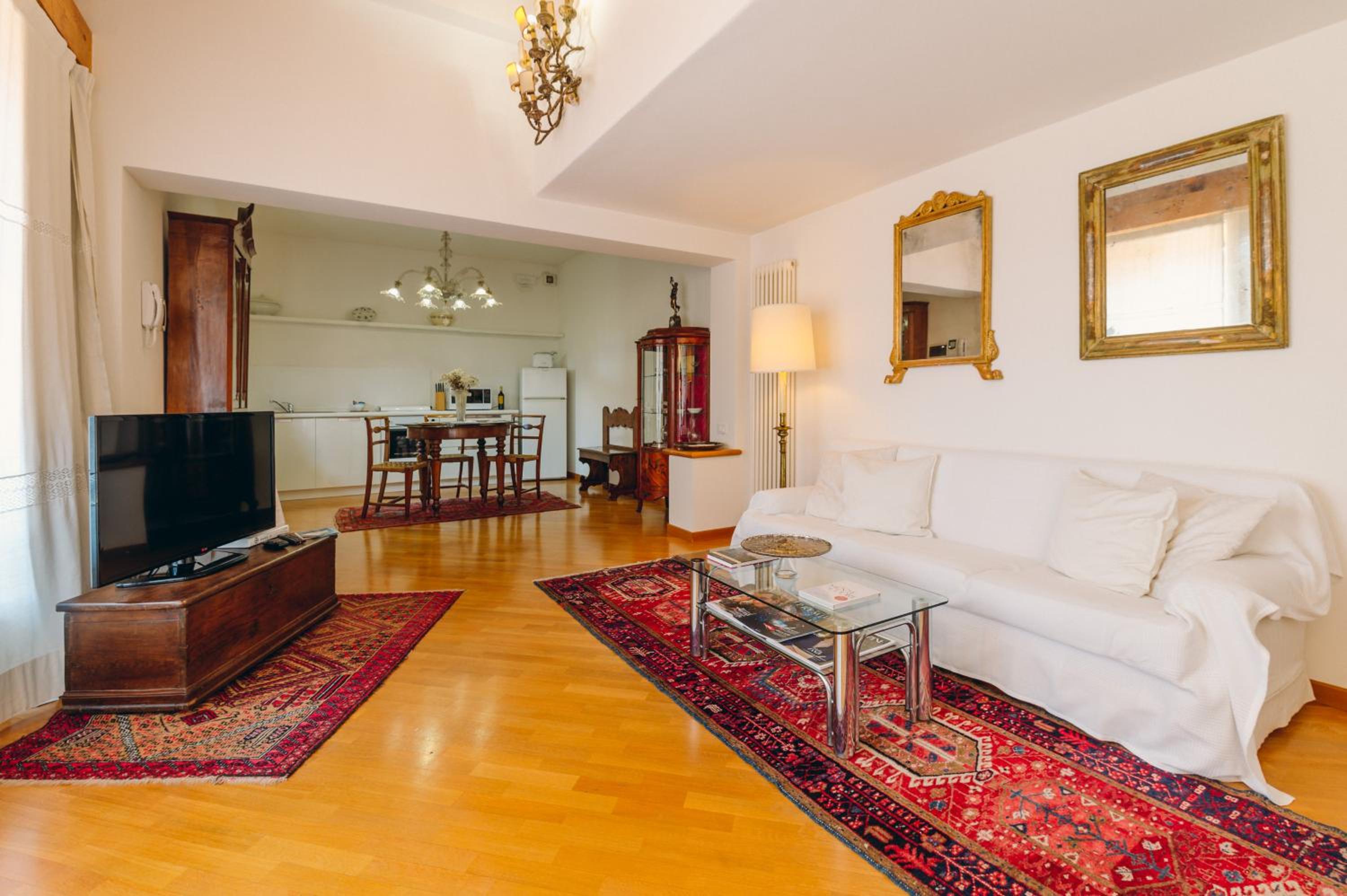 Executive King Suite - Photo 11