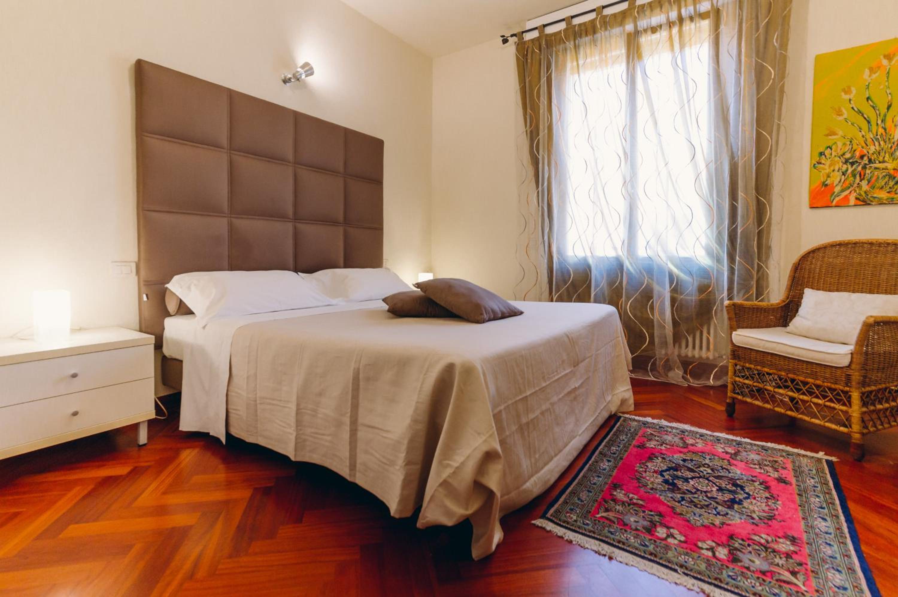 Queen Suite - Photo 8