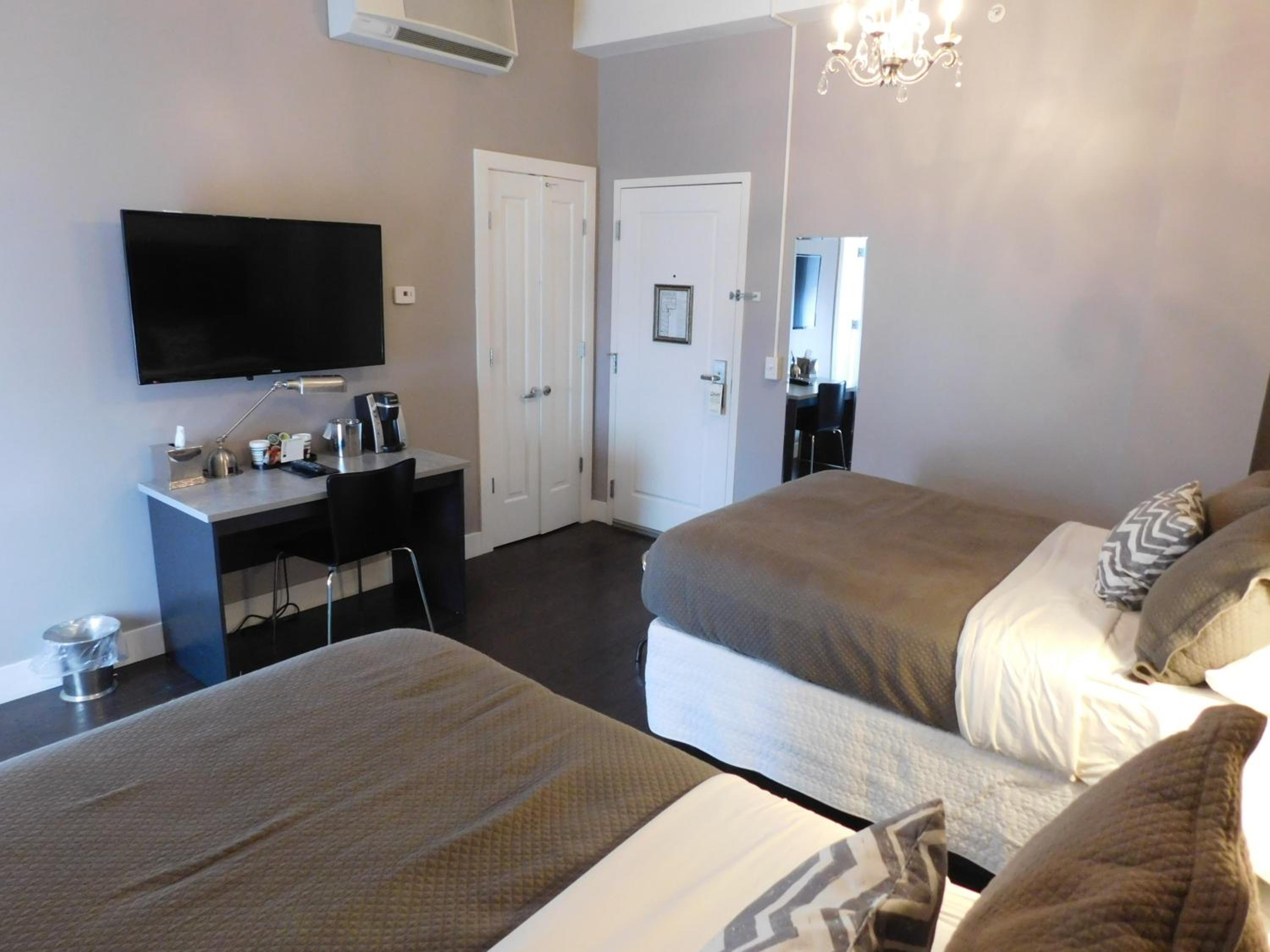 Large Double Room with Two Double Beds photo 2