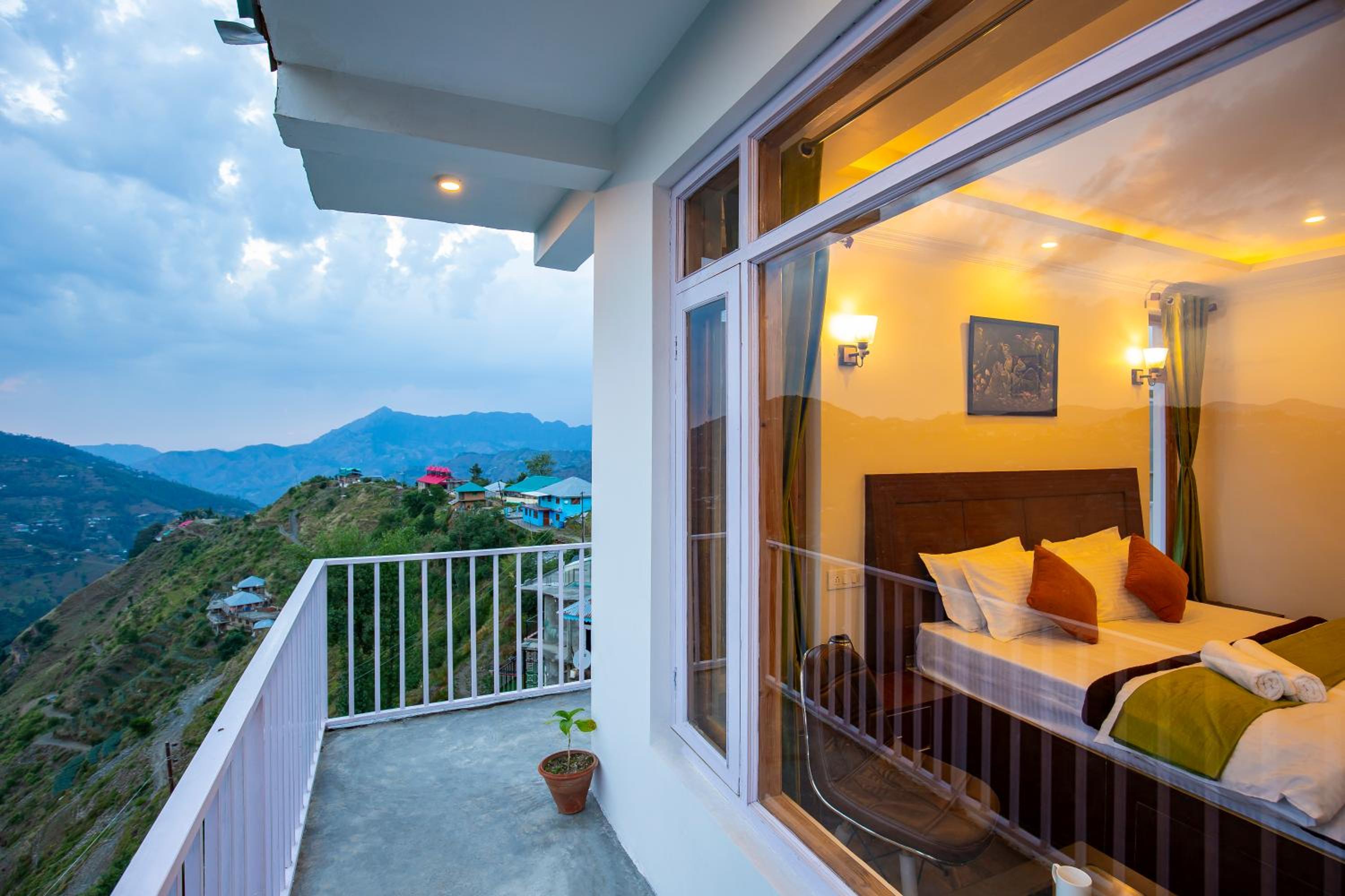Deluxe Double Room with Balcony photo 3