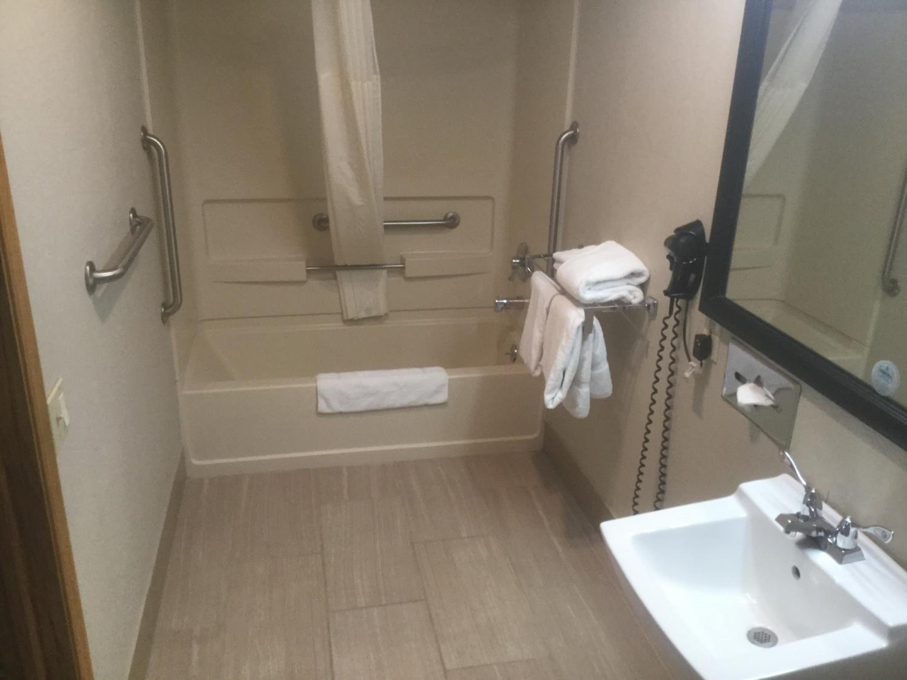 Queen Room with Two Queen Beds and Bath Tub - Mobility Accessible/Non-Smoking - Photo 9