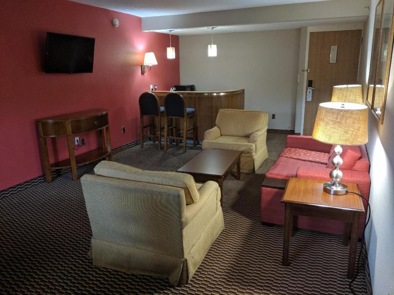 Deluxe Queen Suite - Non-Smoking photo 1