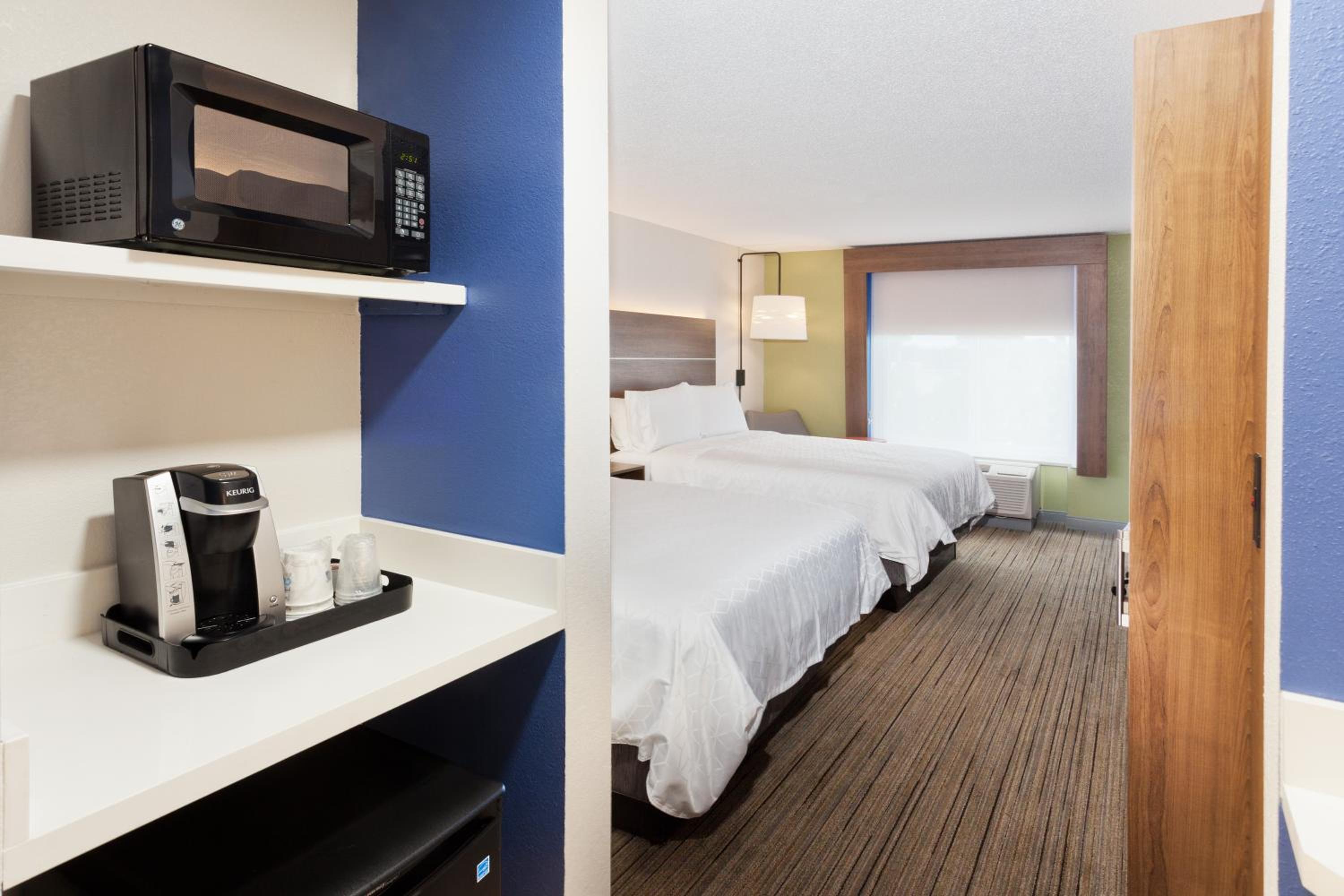 Queen Suite with Two Queen Beds and Sofa Bed - Photo 8