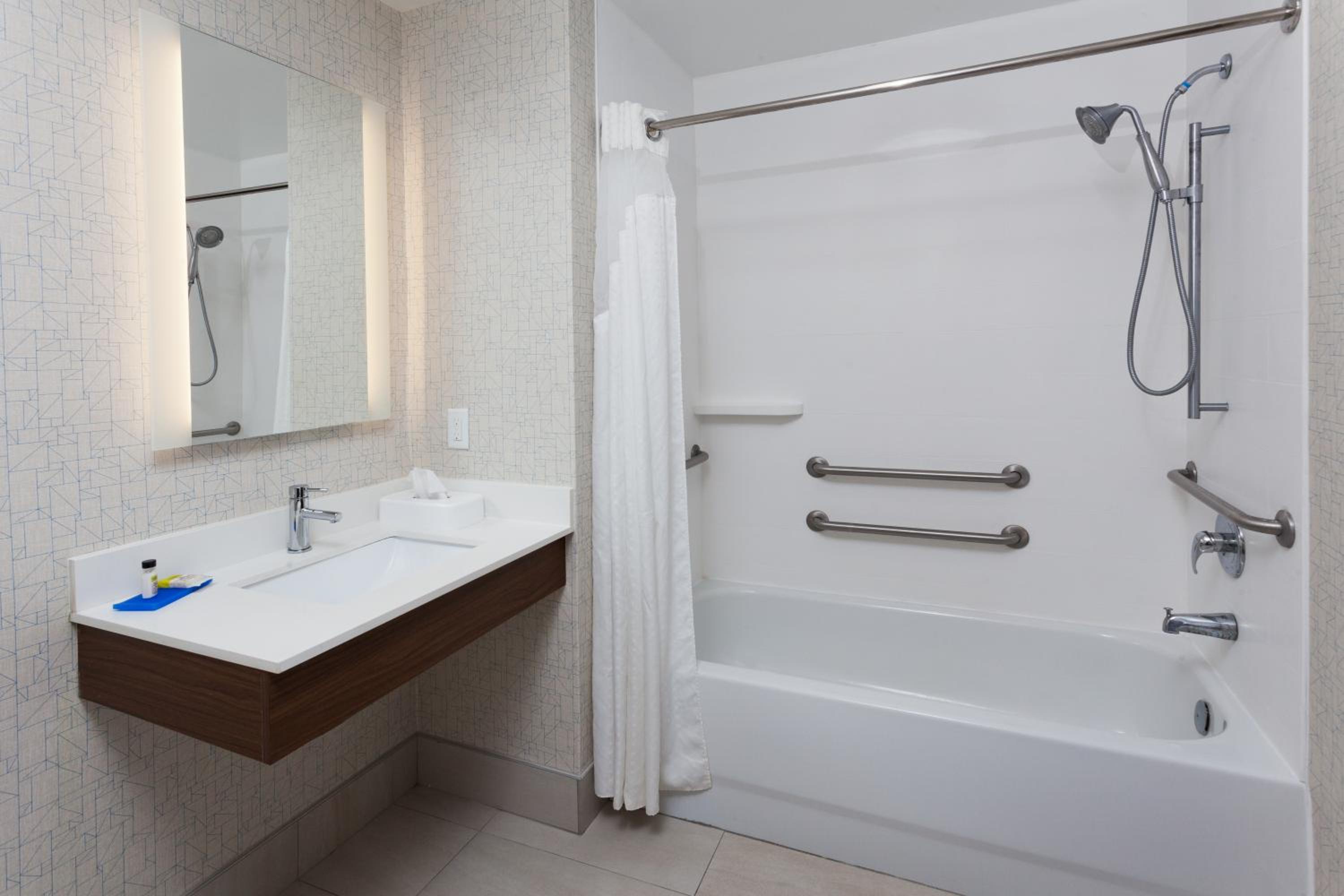 King Suite - Disability Access - Photo 7