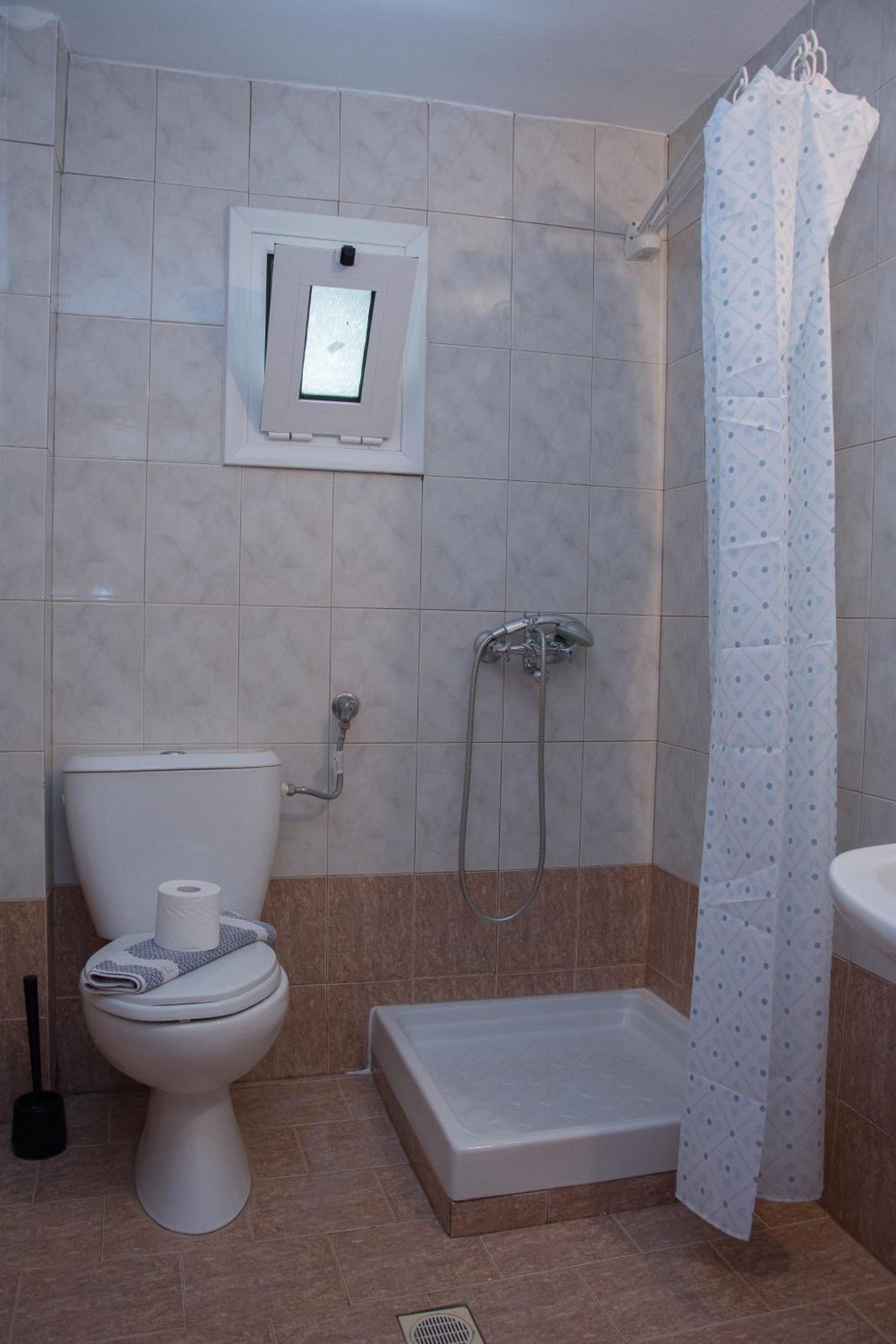 Classic Quadruple Room - Photo 10