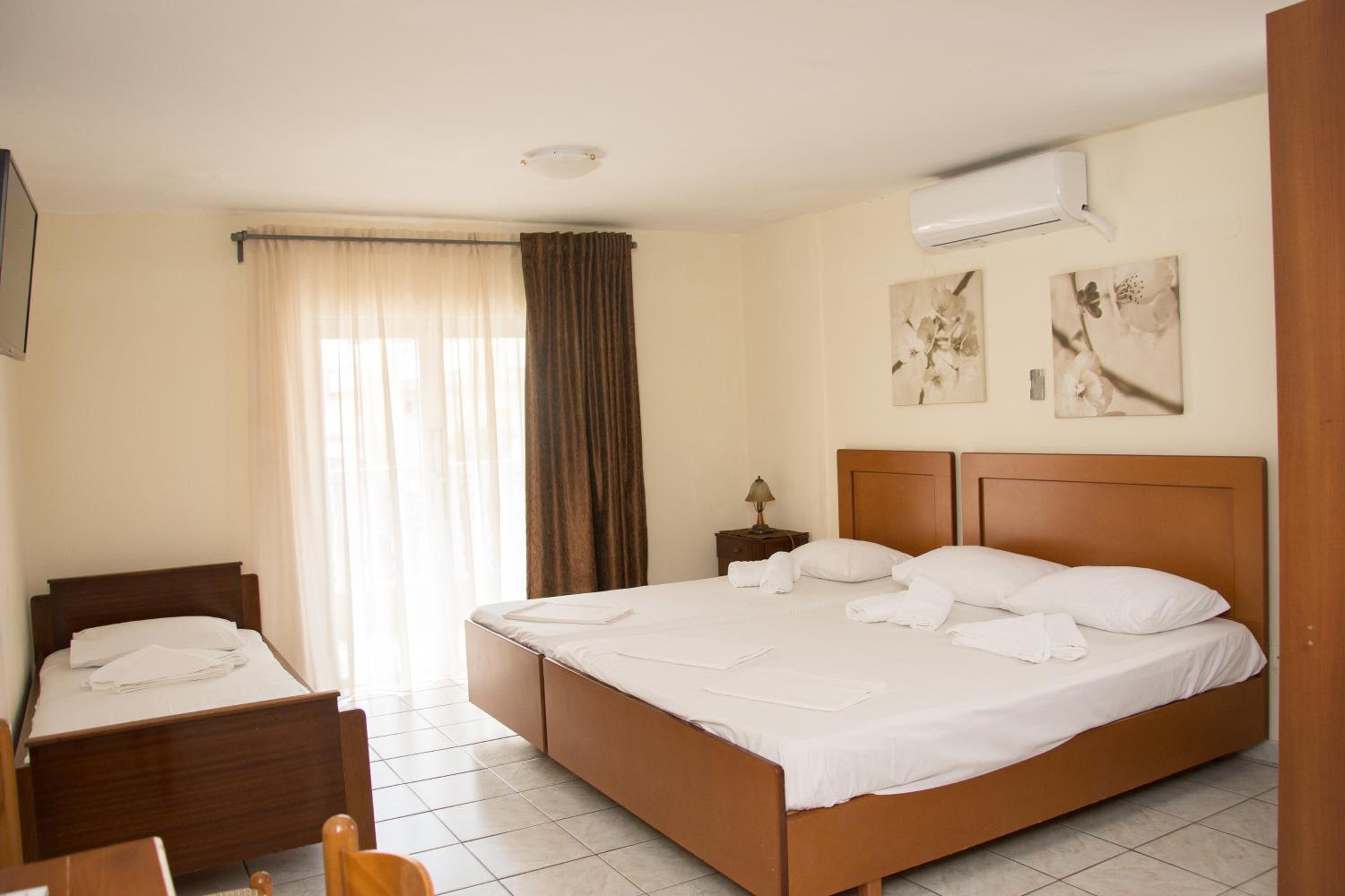 Classic Quadruple Room - Photo 9