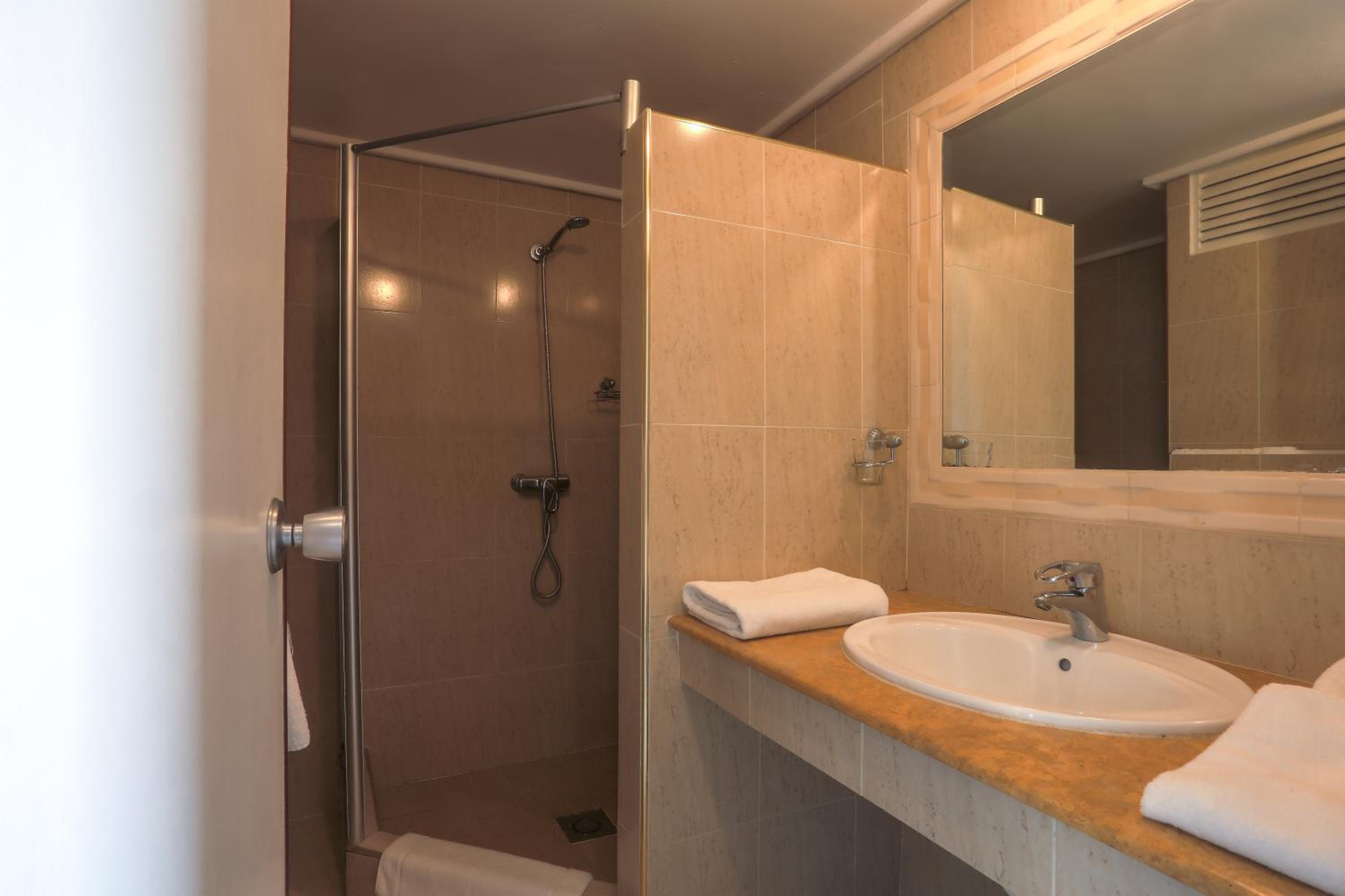 Standard Double Room - Photo 3