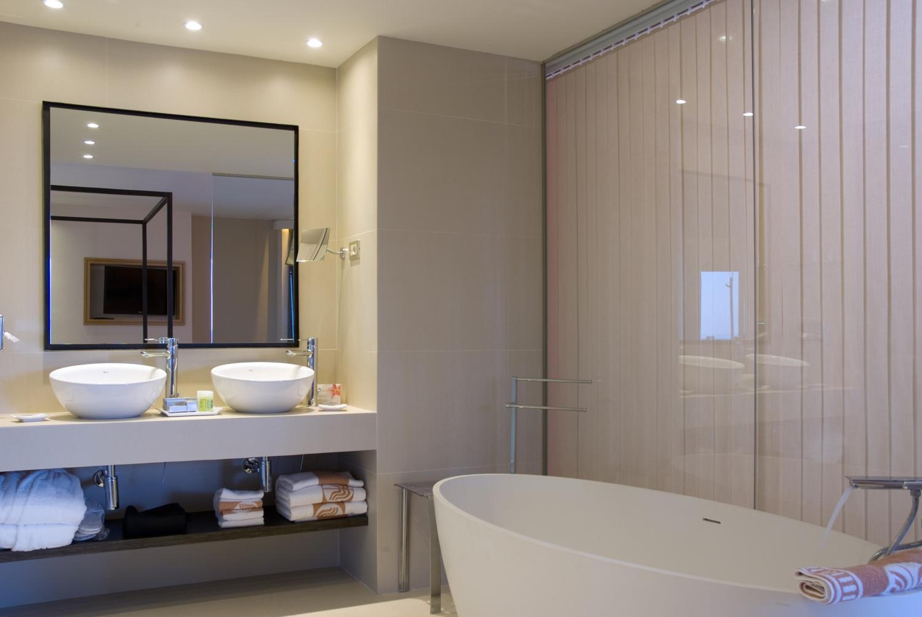 Suite Junior con vista al mar y acceso al spa. Suite Junior con vista al mar y acceso al spa.