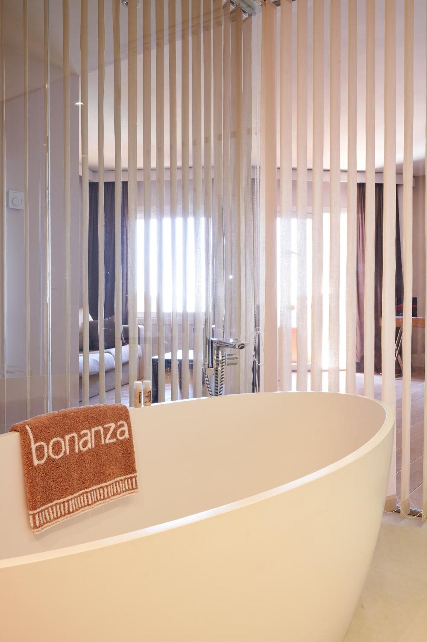 Suite Junior con vista al mar y acceso al spa. Suite Junior con vista al mar y acceso al spa.