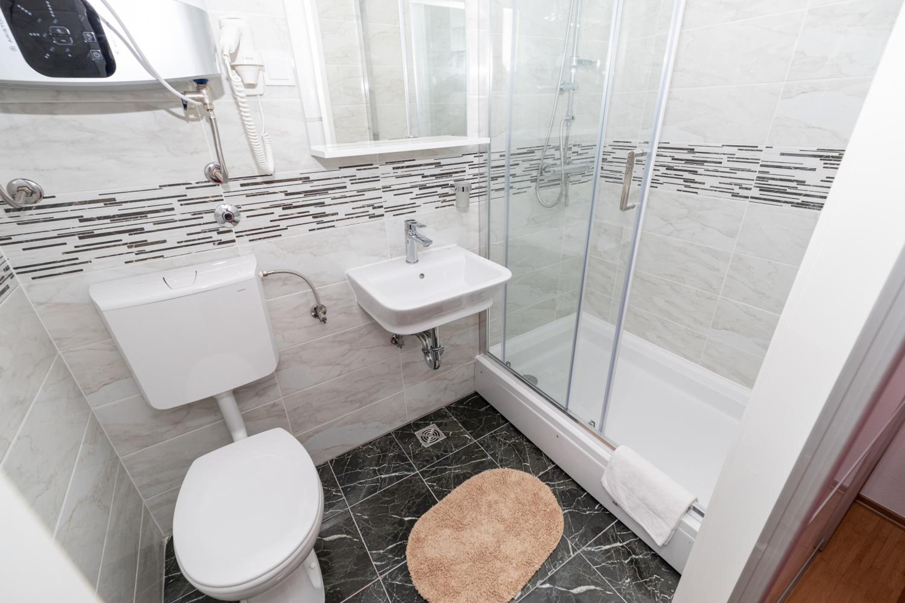 Double Room with Private Bathroom - Photo 11