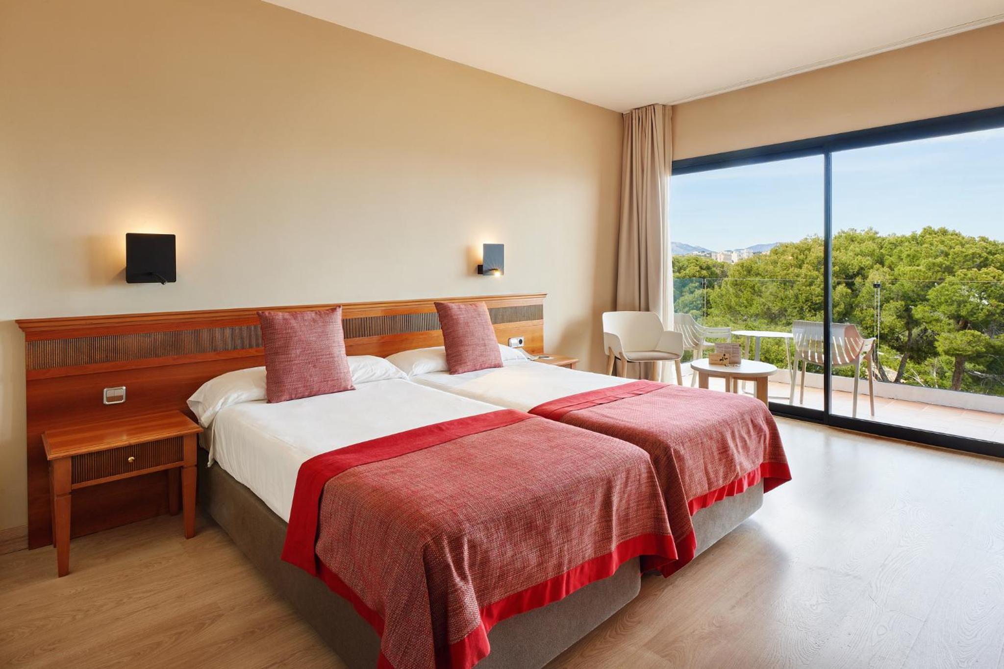 Habitación Doble con Balcón y Vista Parcial al Mar