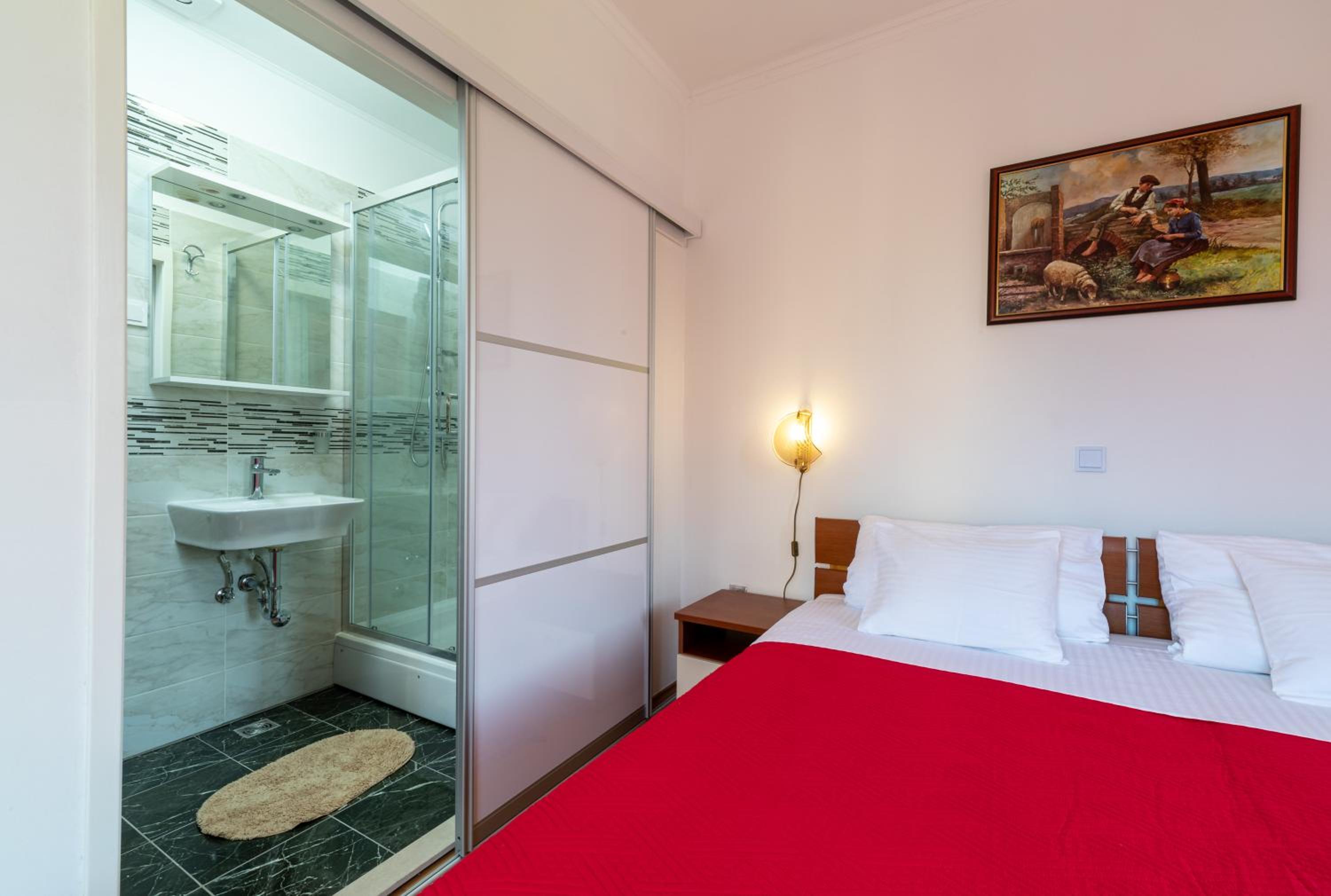 Double Room with Private Bathroom - Photo 6