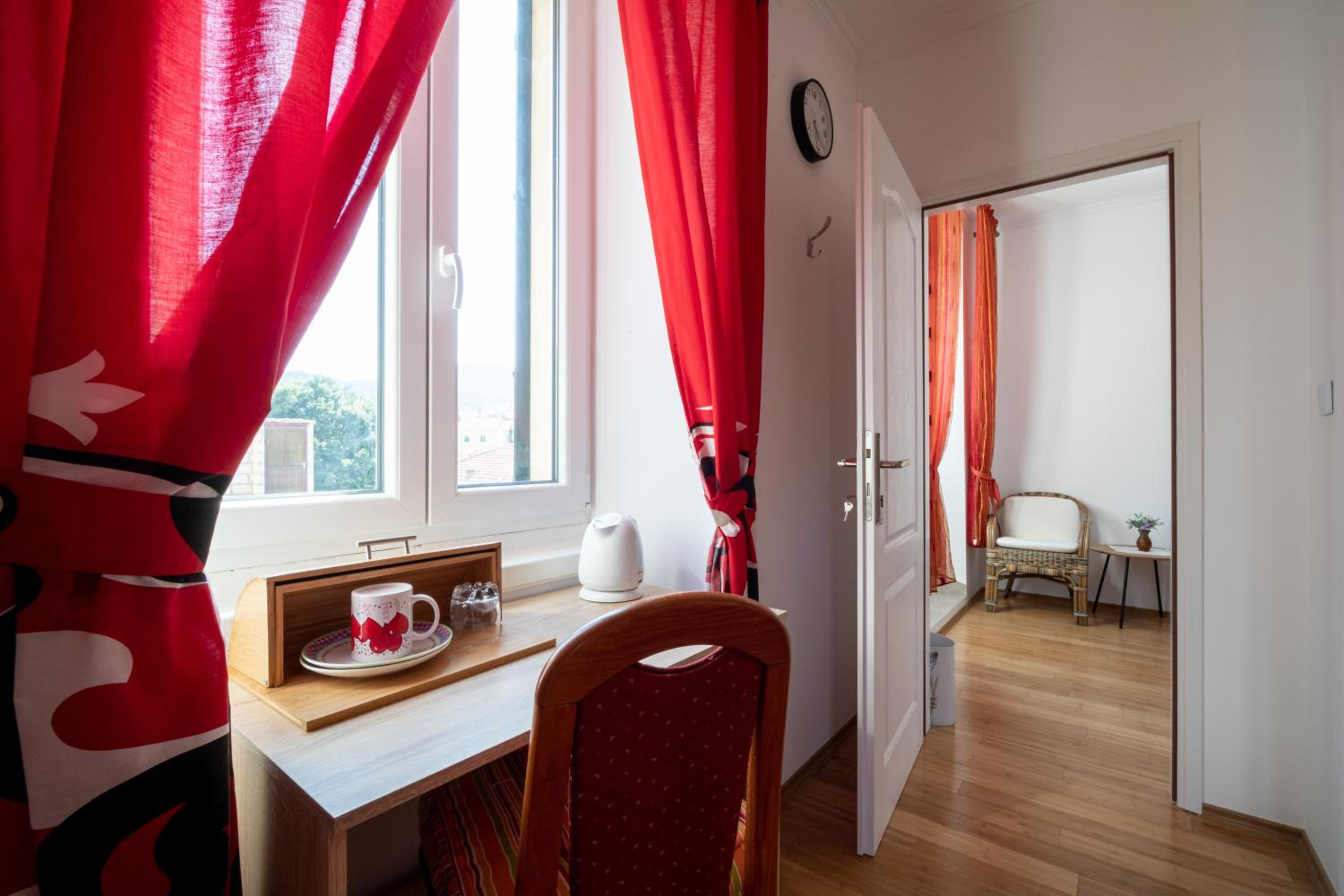 Double Room with Private Bathroom - Photo 9