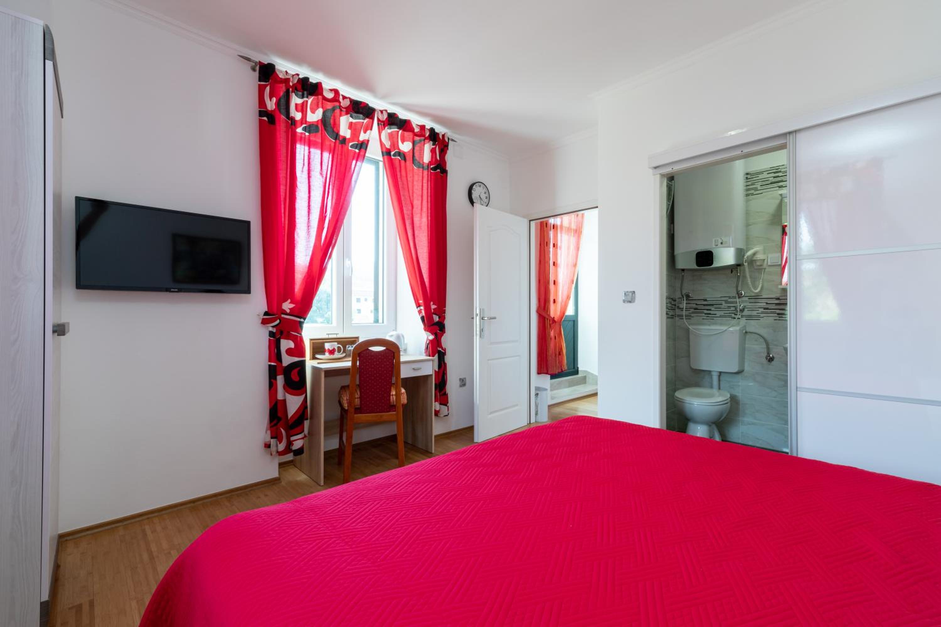 Double Room with Private Bathroom - Photo 10