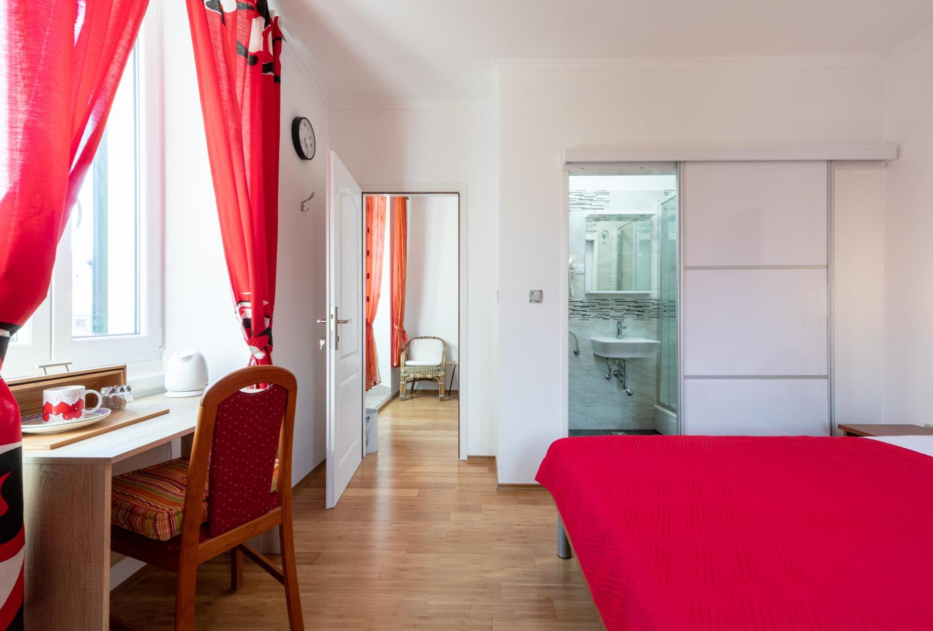 Double Room with Private Bathroom - Photo 5