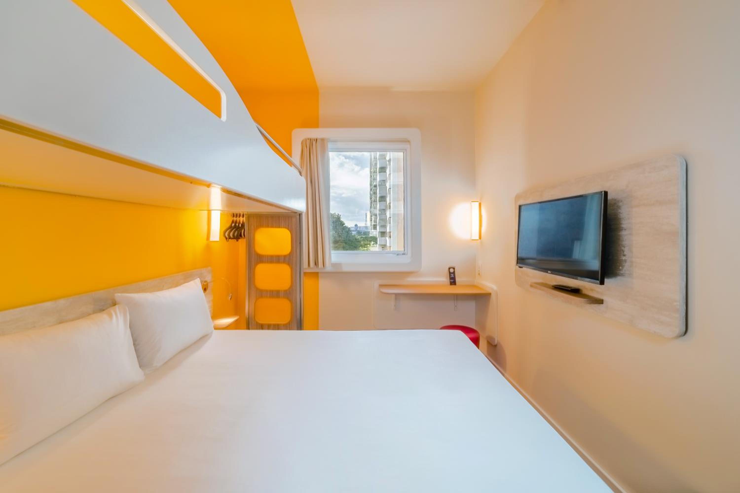 Standard Room with one double and one single bed - Photo 1