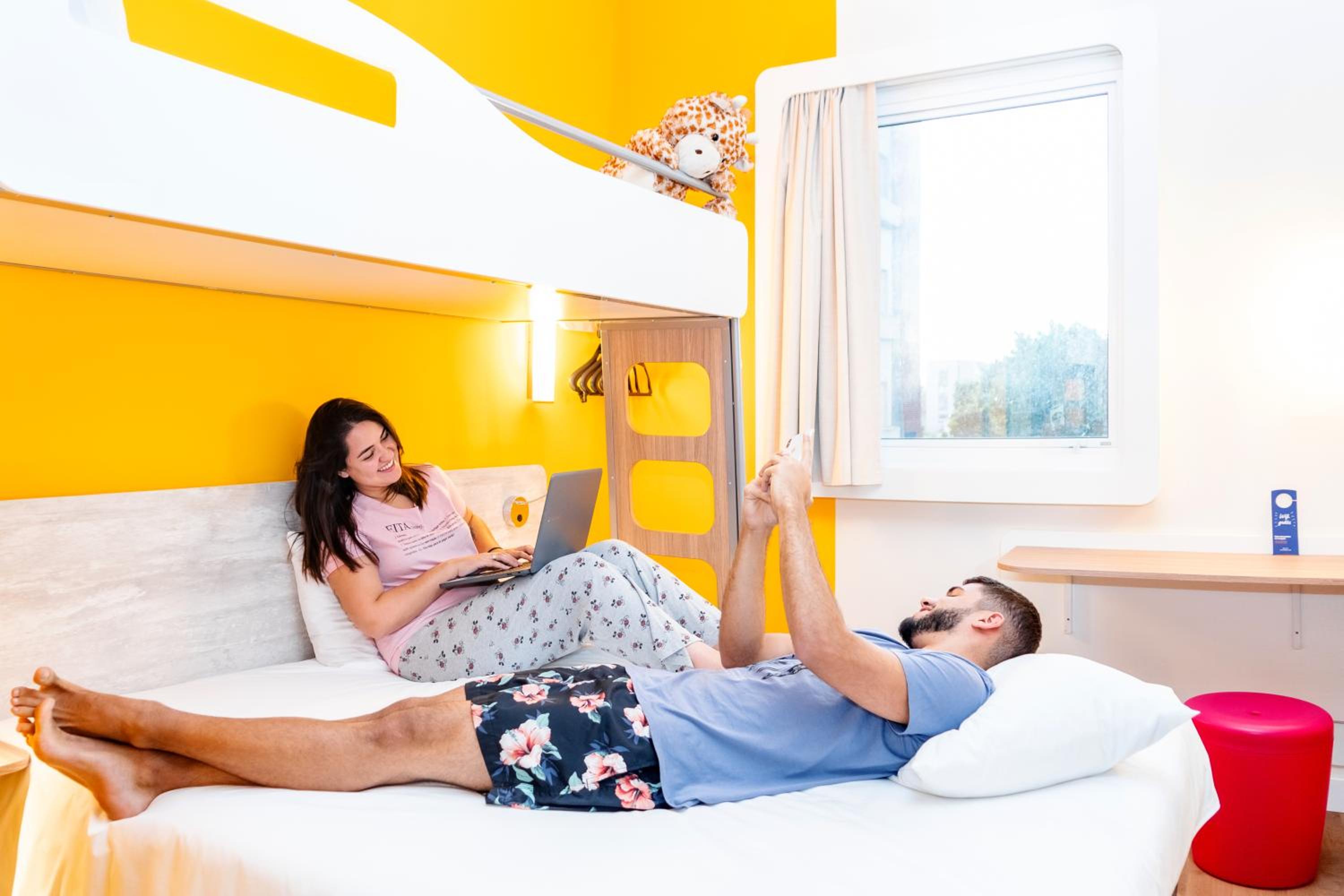 Standard Room with one double and one single bed - Photo 5