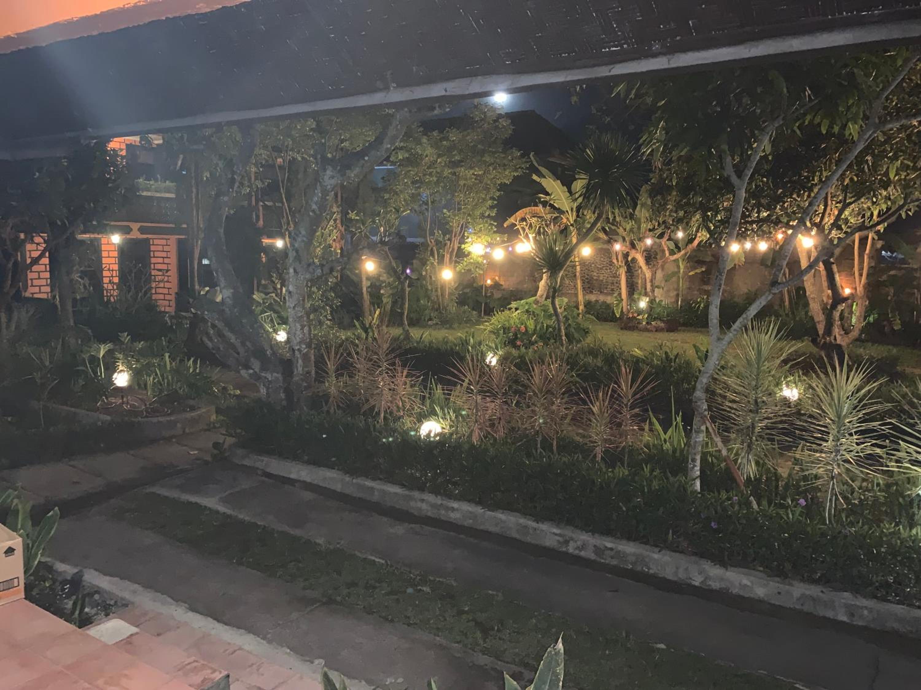 Bungalow with Garden View - Photo 6