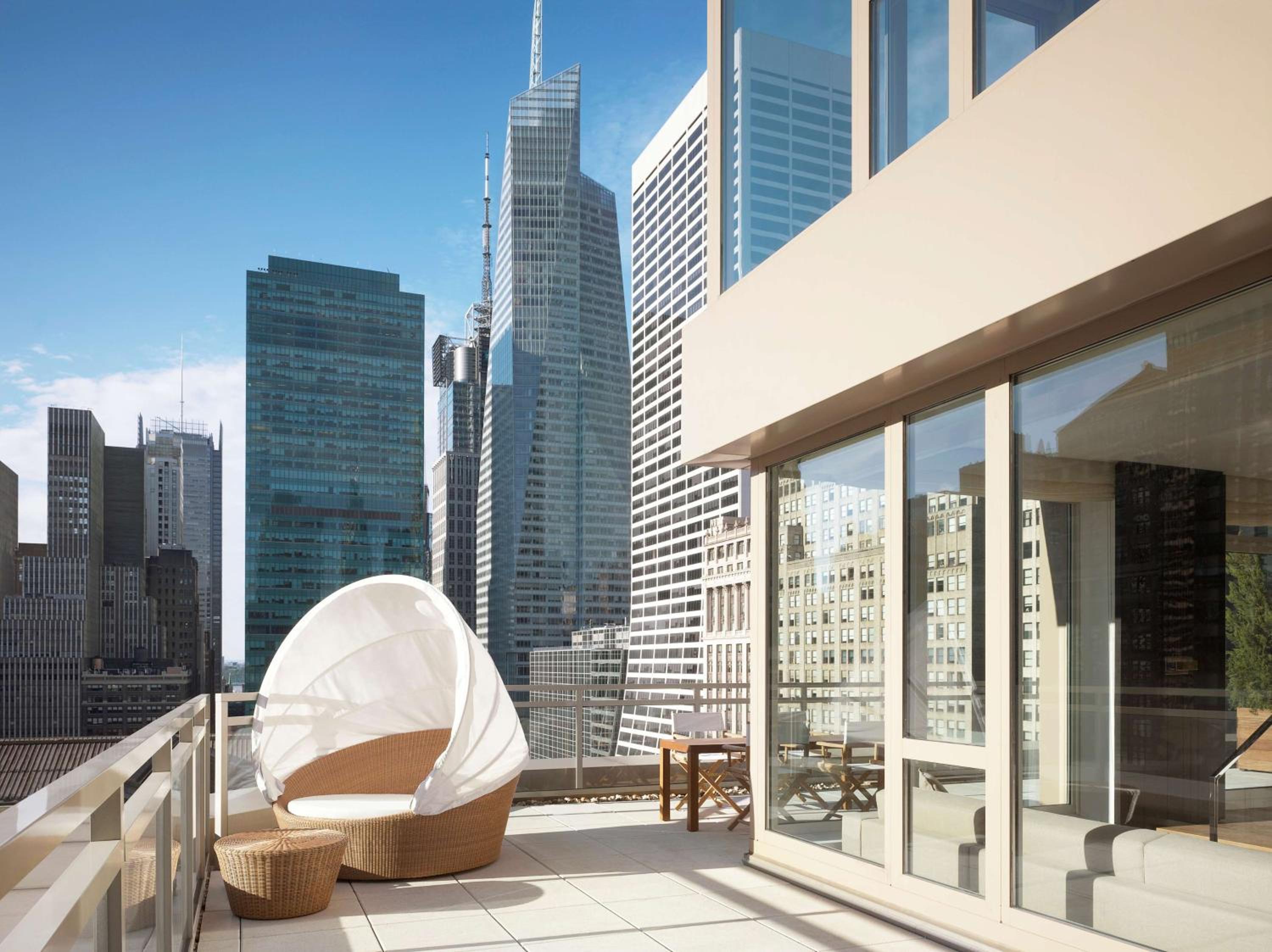 Suite with Street View thumbnail 6