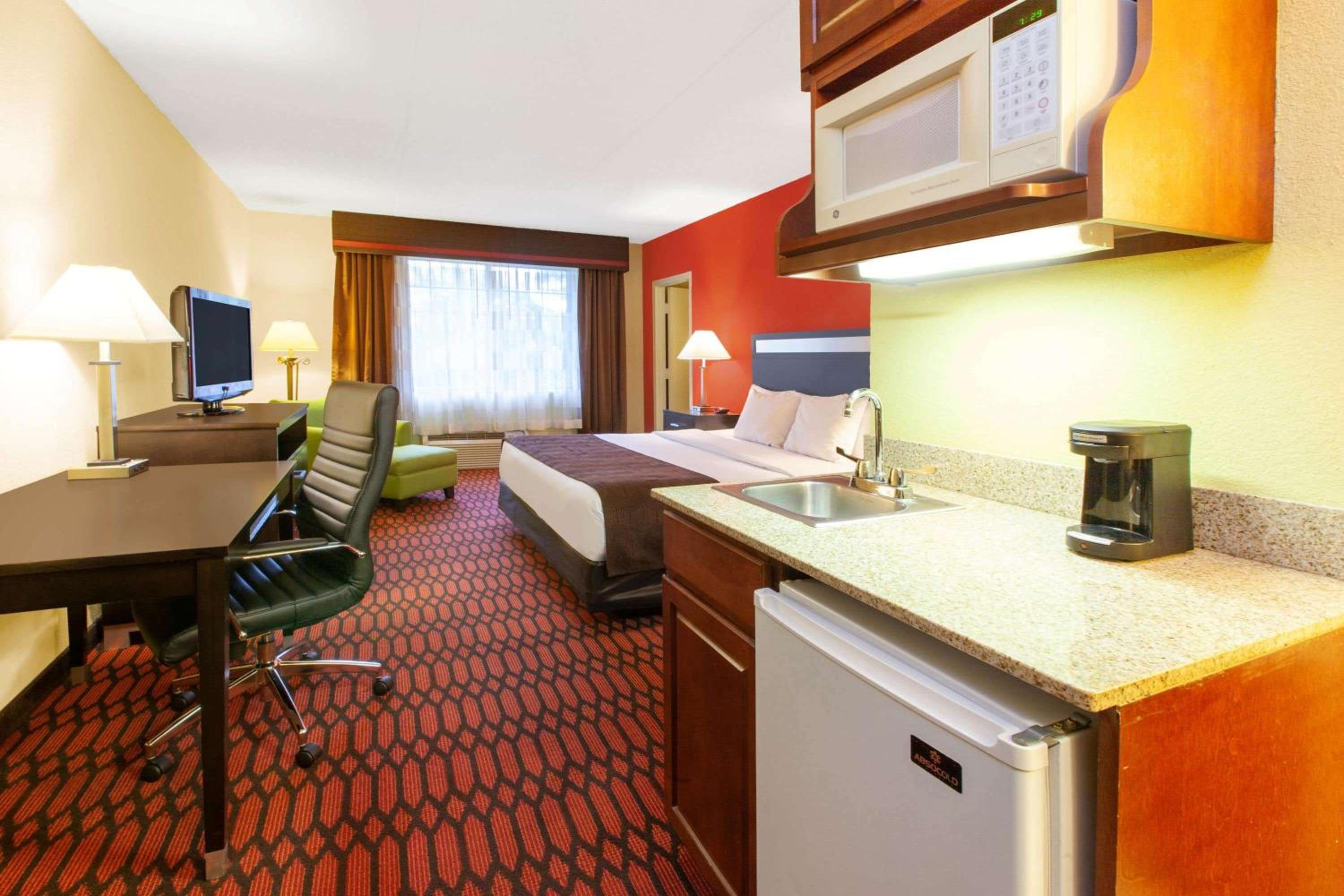 King Suite - Mobility Access/Non-Smoking - Photo 3