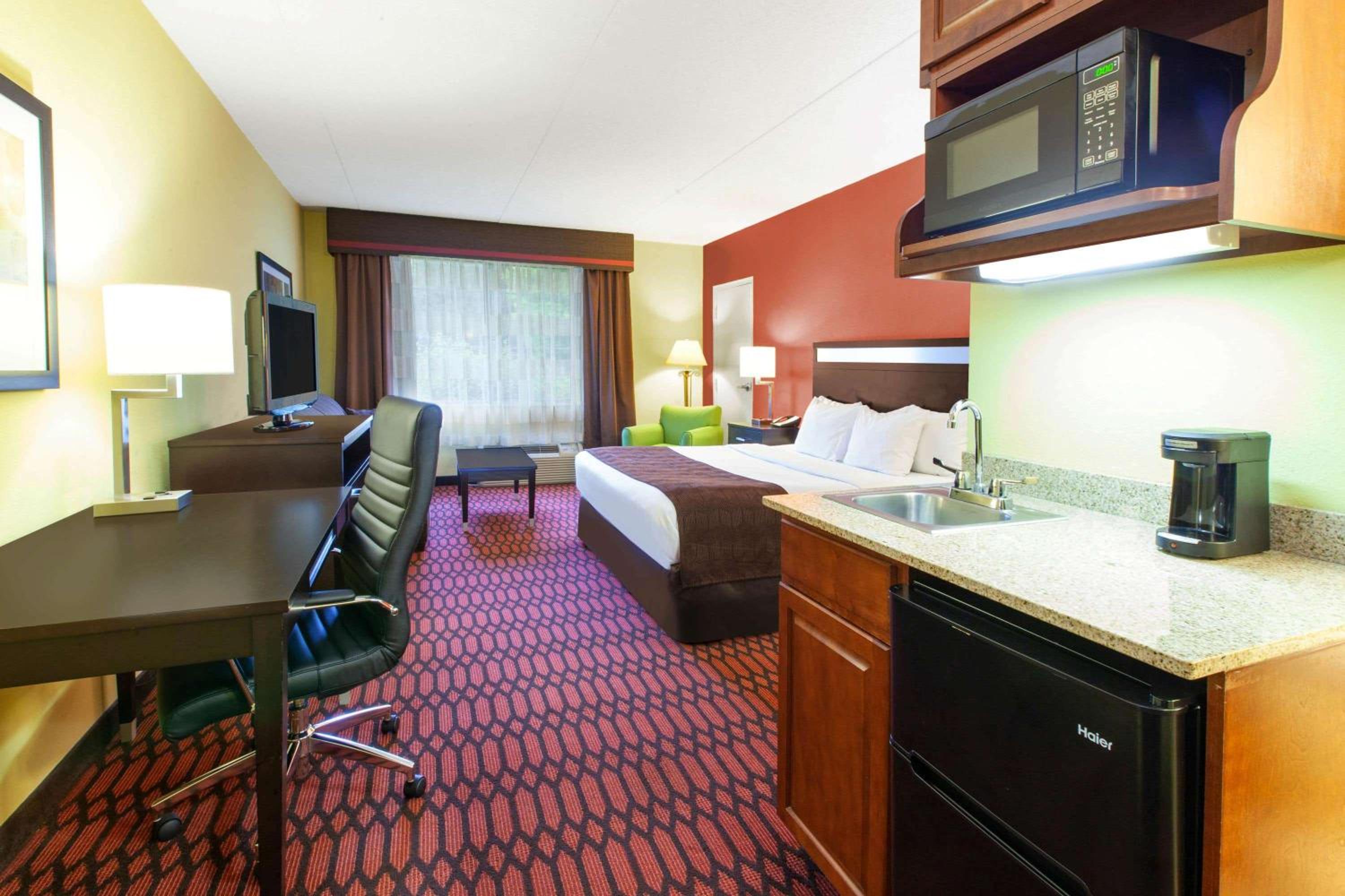 King Room - Non-Smoking - Photo 4