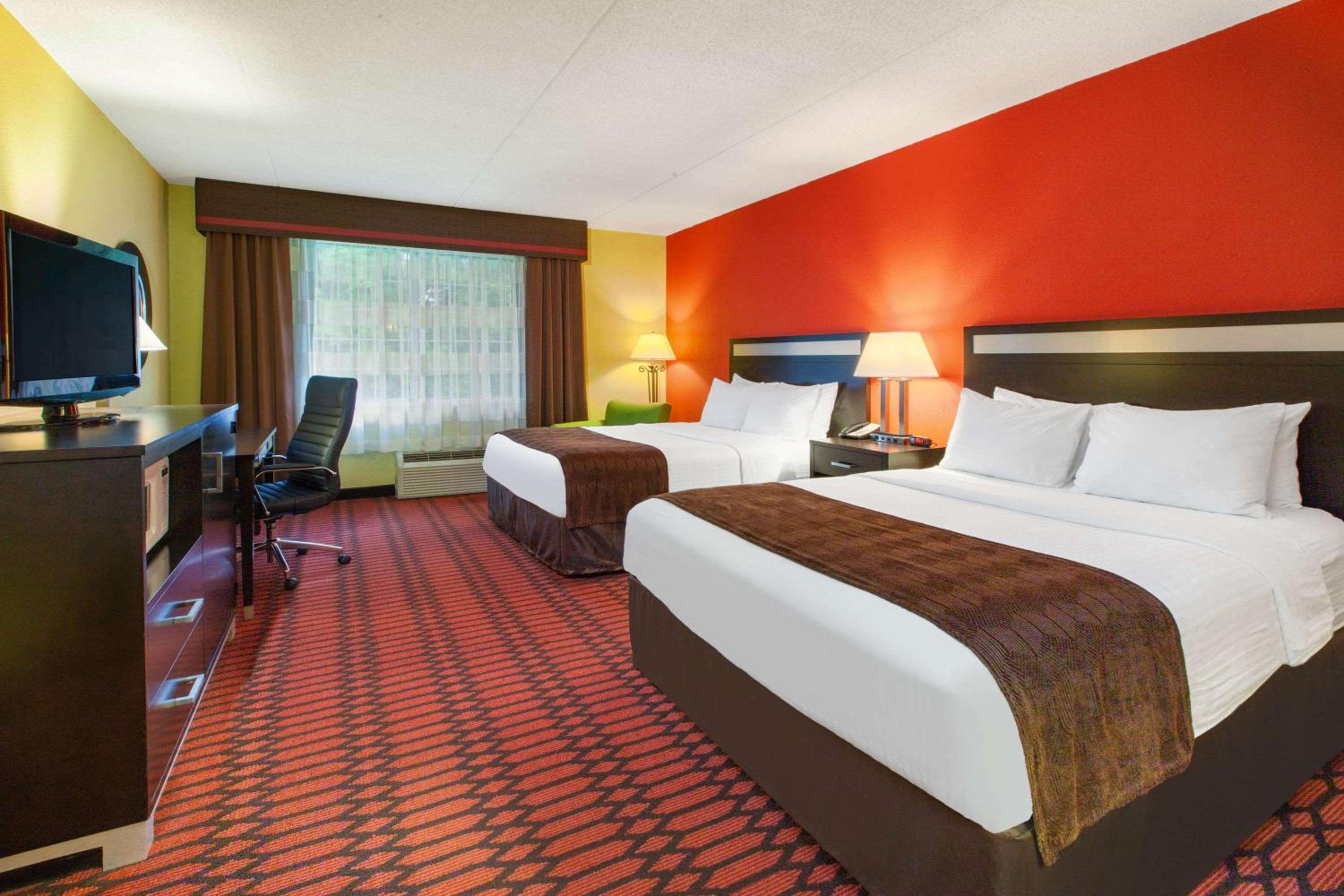 Queen Room with Two Queen Beds - Non-Smoking - Photo 4