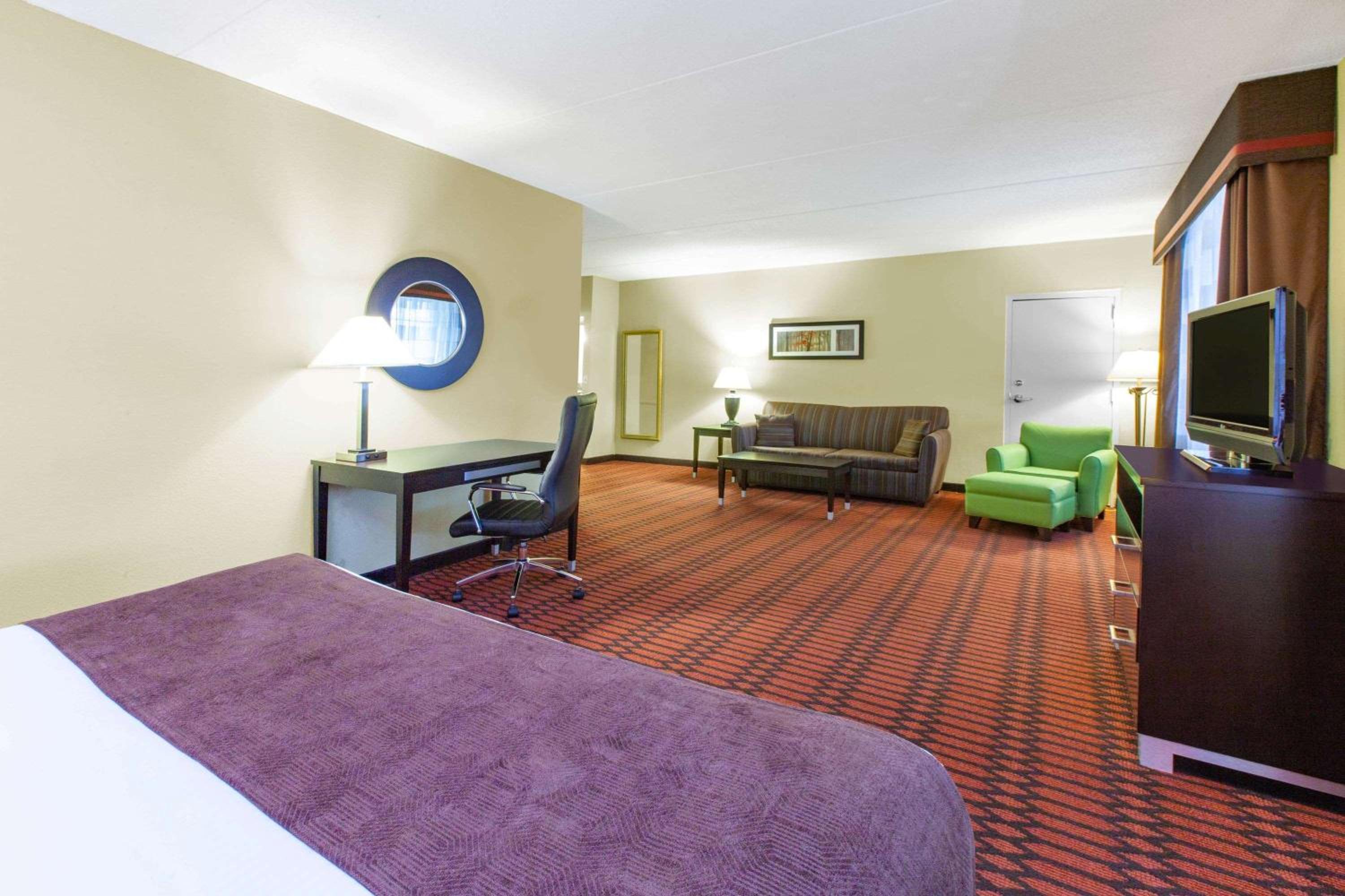 King Room - Non-Smoking - Photo 6