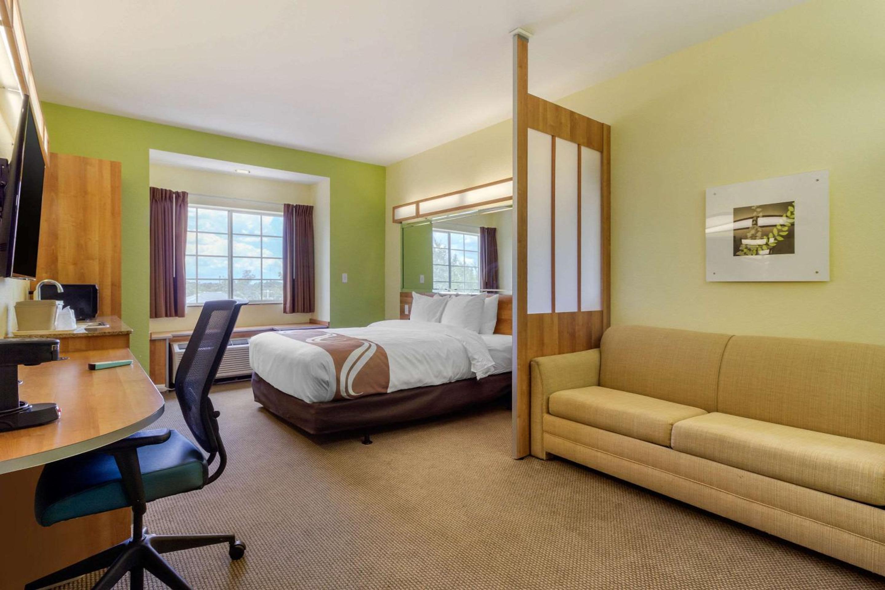Queen Suite - Non-Smoking - Photo 11