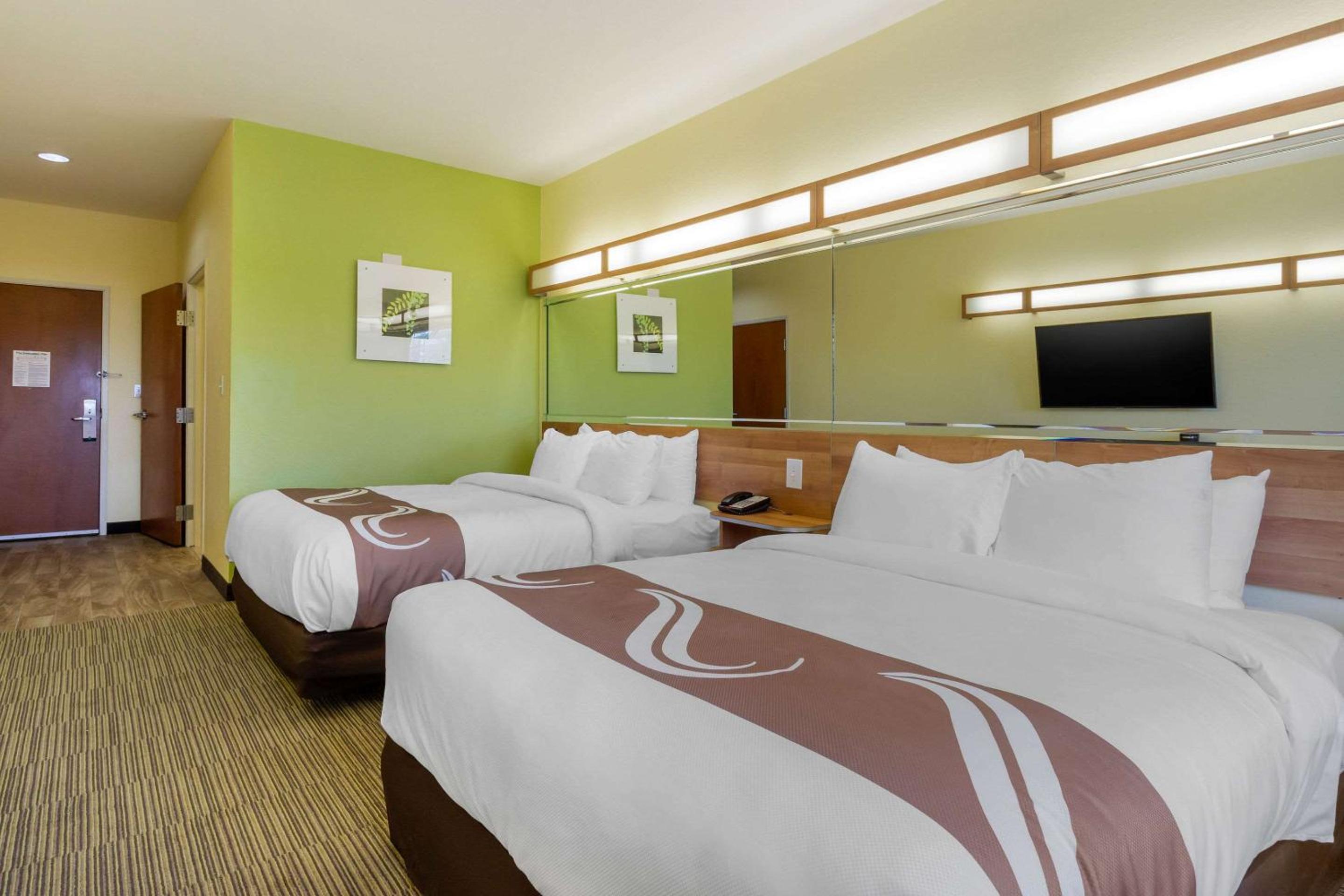Queen Room with Two Queen Beds - Non-Smoking - Photo 1