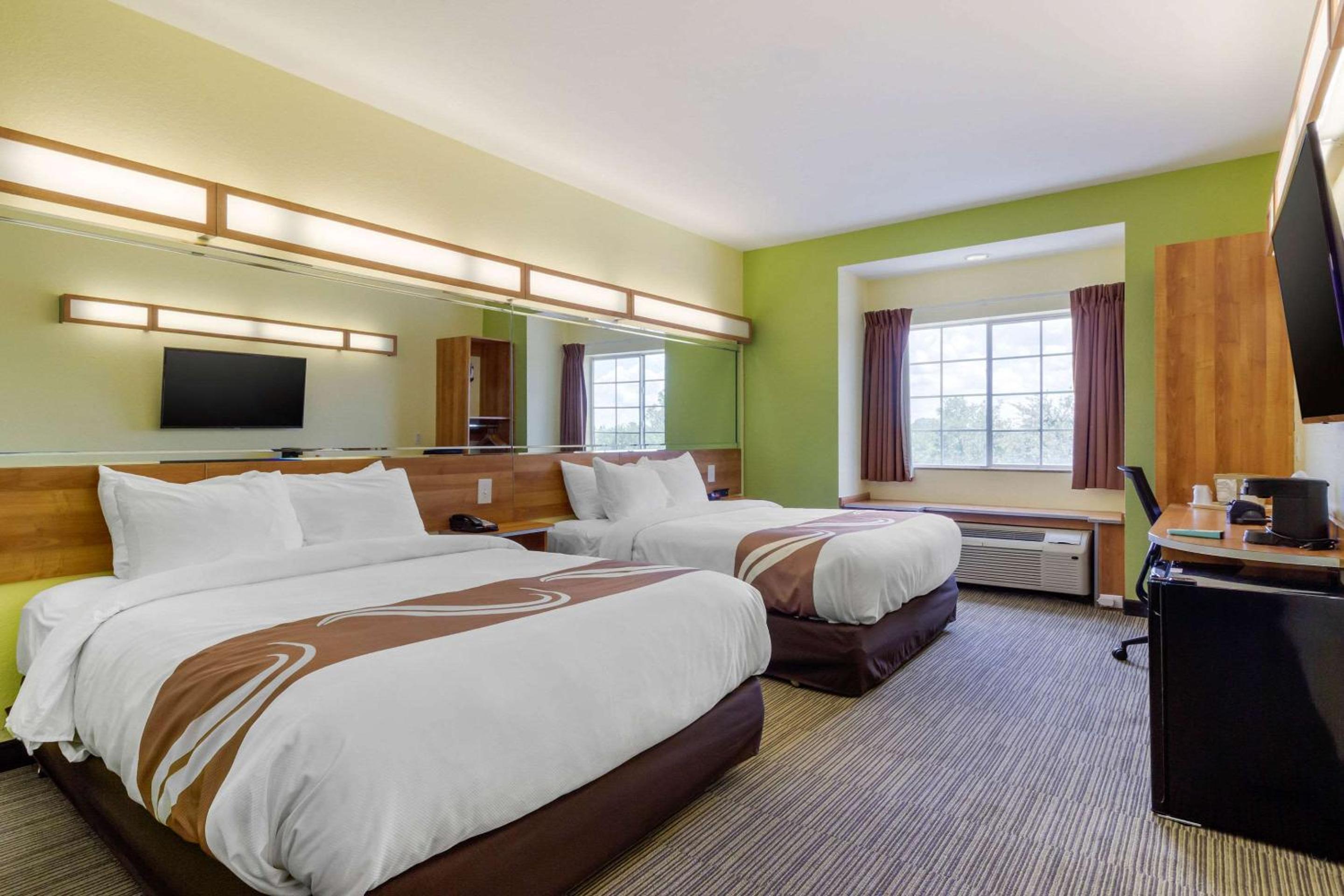 Queen Room with Two Queen Beds - Non-Smoking - Photo 8