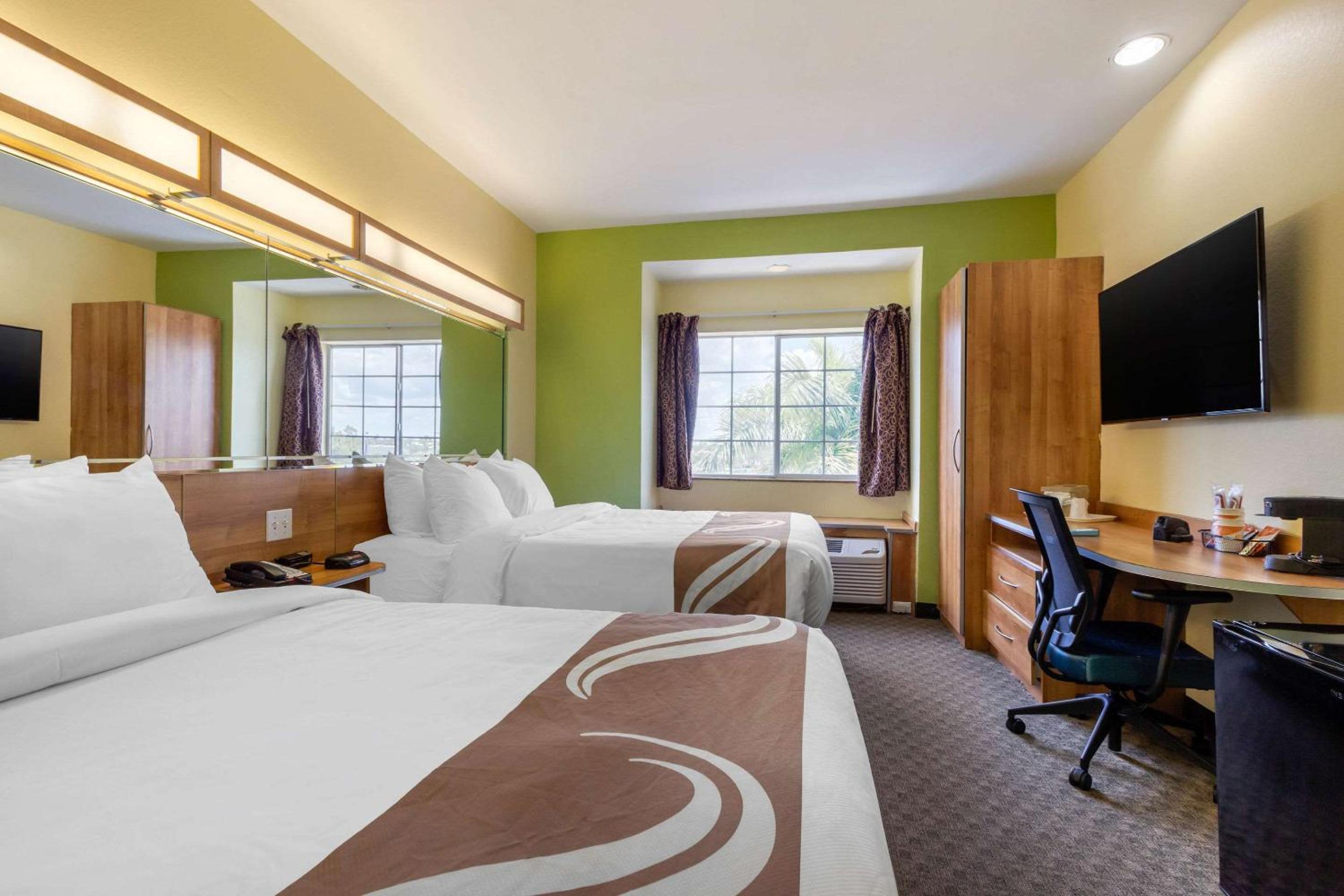 Queen Room with Two Queen Beds - Non-Smoking - Photo 4