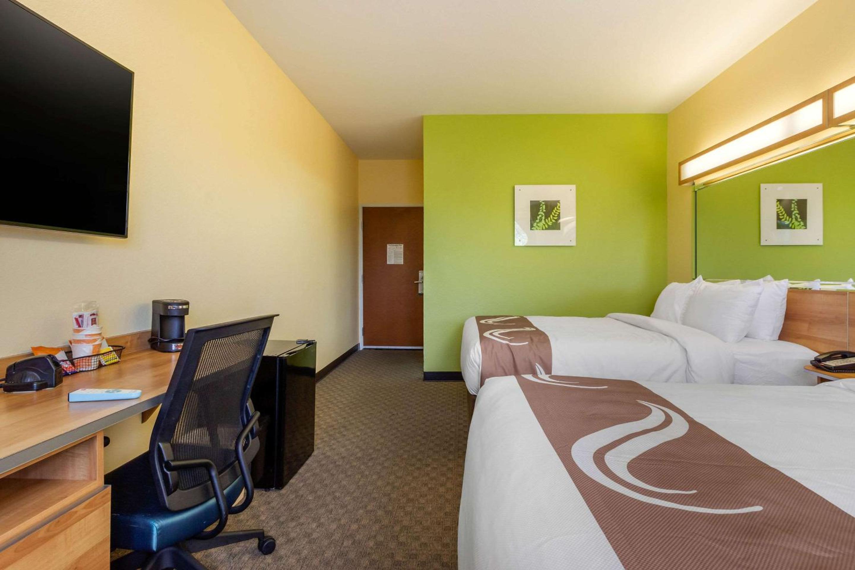 Queen Room with Two Queen Beds - Non-Smoking - Photo 6