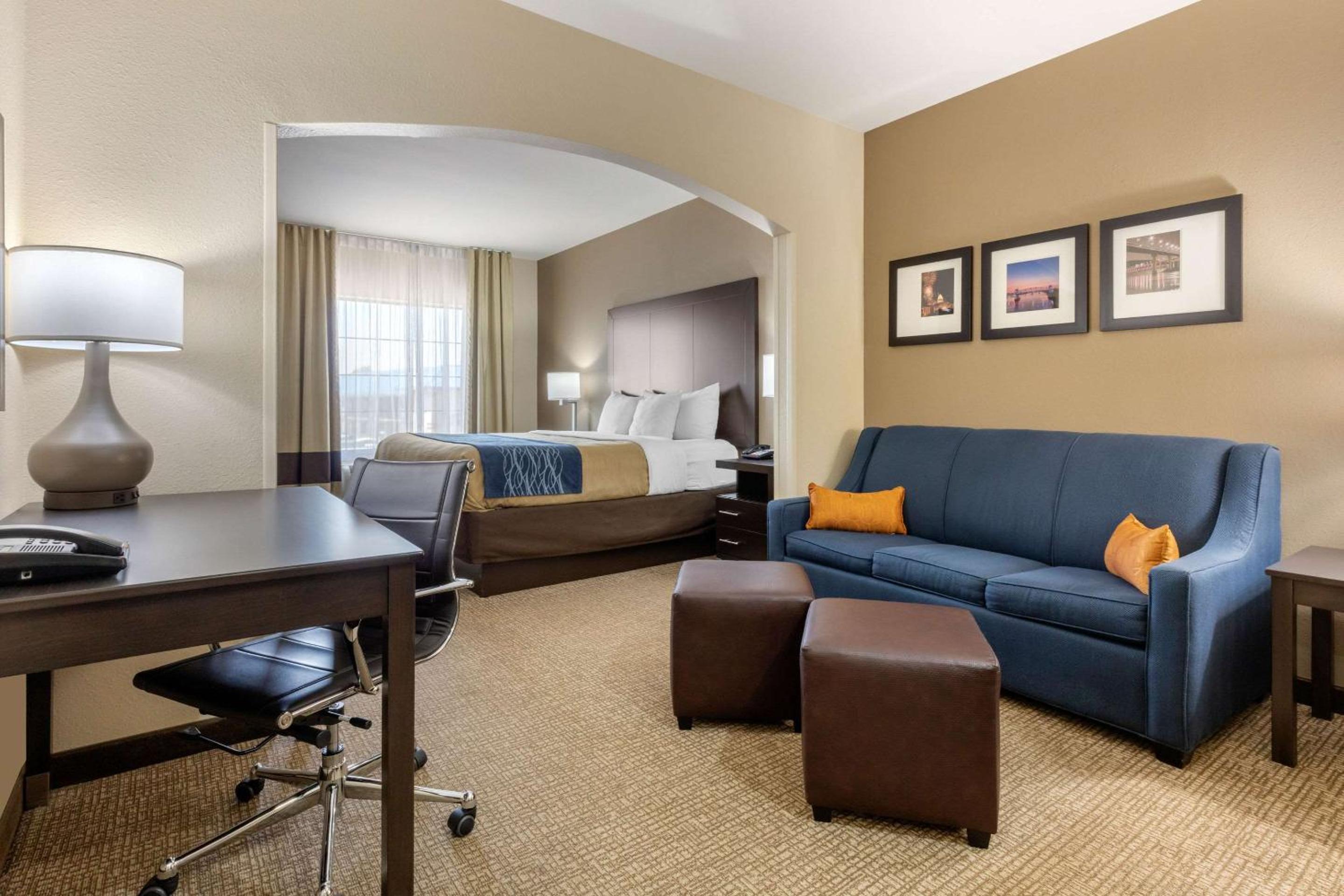 King Suite with Sofa bed - Non Smoking/Interior Hall - Photo 1