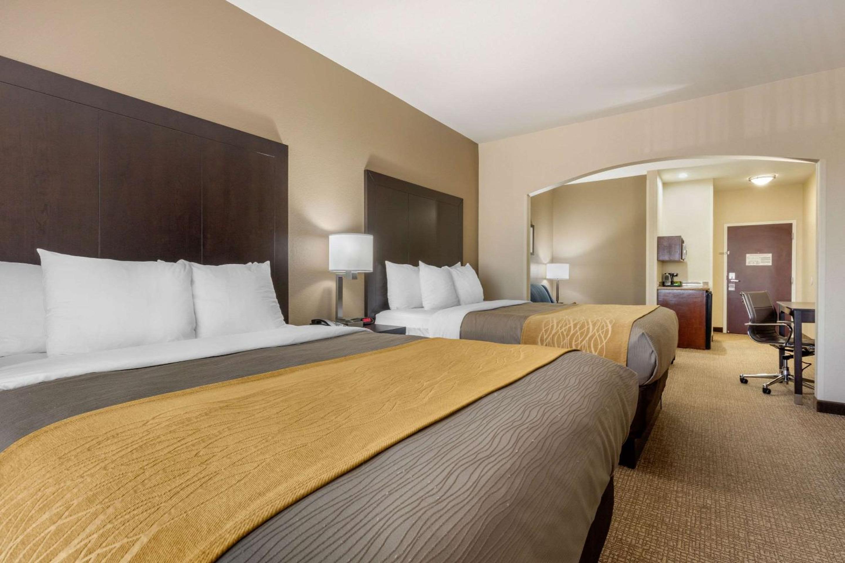 Queen Suite with Two Queen Beds and Sofa bed - Non Smoking/Interior Hall - Photo 1